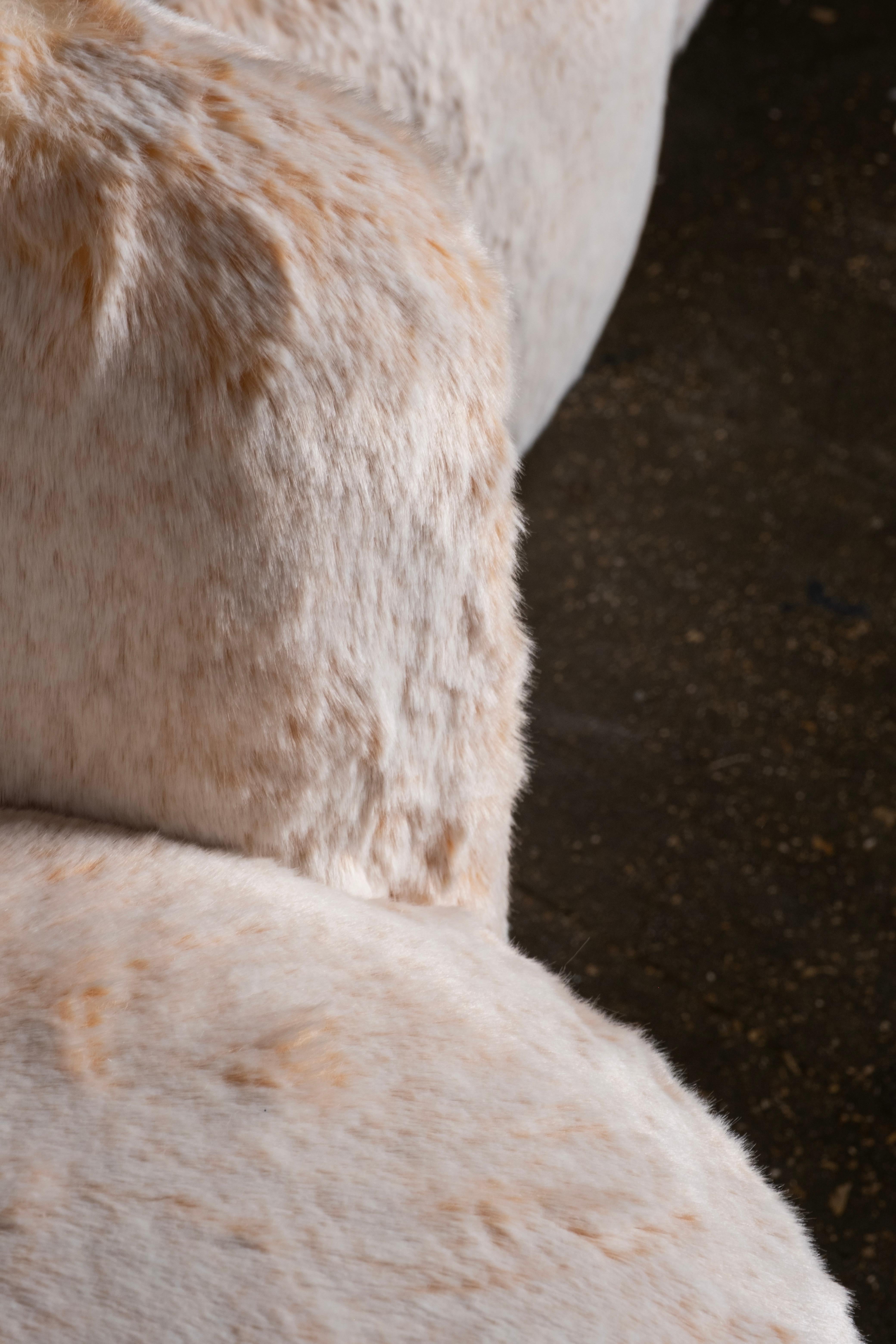 Modern Grass Set/2 Sessel, Pfirsich Creme Kunstfell, Handgemacht von Greenapple im Angebot 5