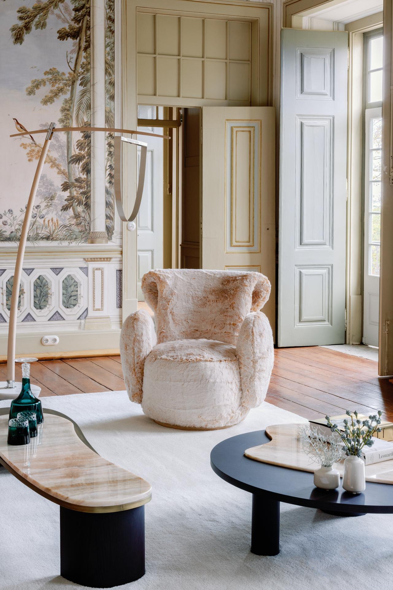 Modernes Grass Set mit 2 Sesseln, Contemporary Collection, handgefertigt in Portugal - Europa von Greenapple.

Der Grass Lounge Chair fängt die organische Schönheit der Natur ein, inspiriert von einem Tautropfen, der zart auf einem Grashalm ruht.