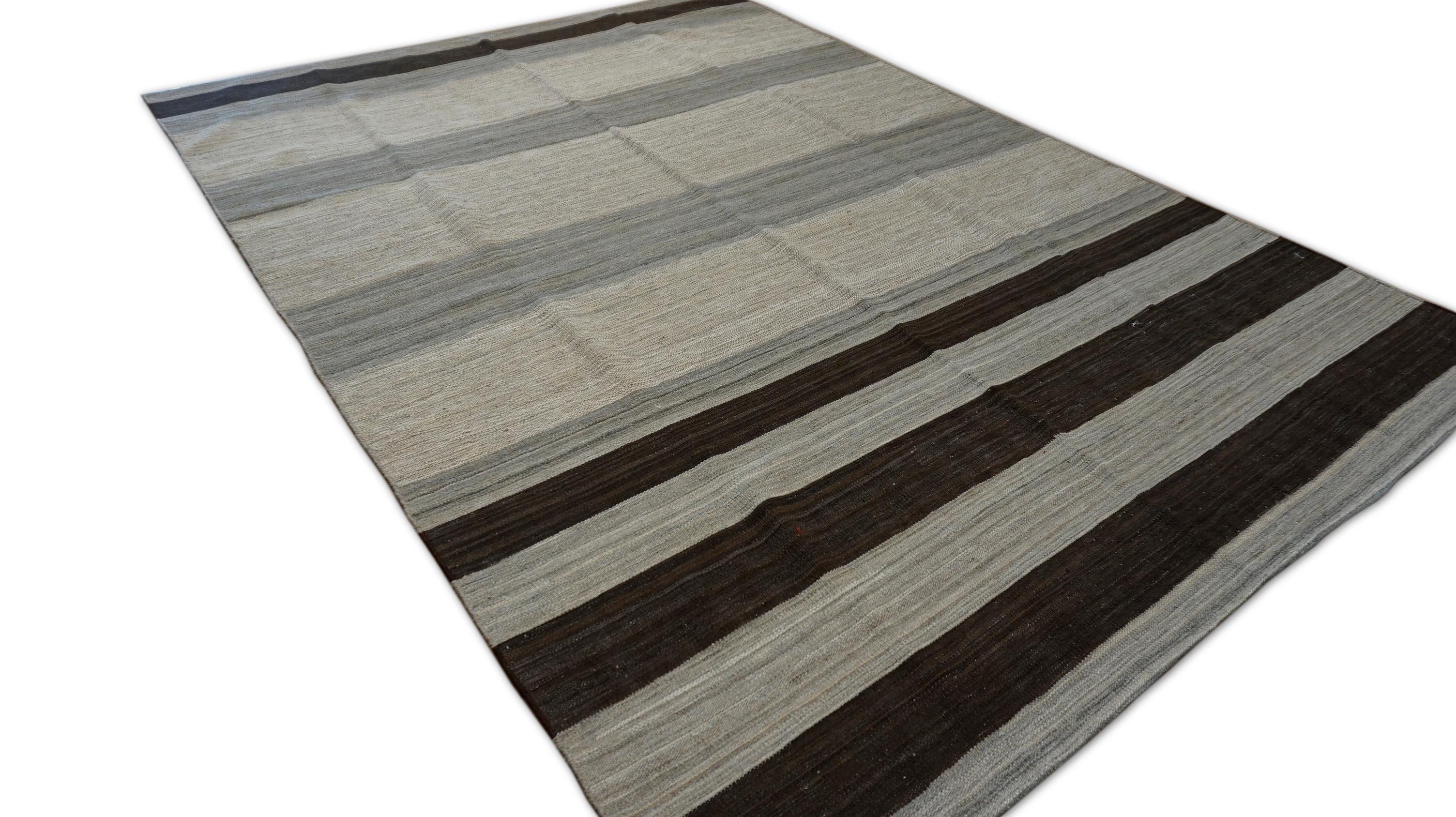 Modern Gray and Charcoal Brown Linear Patterned Wool Kilim 5'9''x8'2'' (Moderne) im Angebot