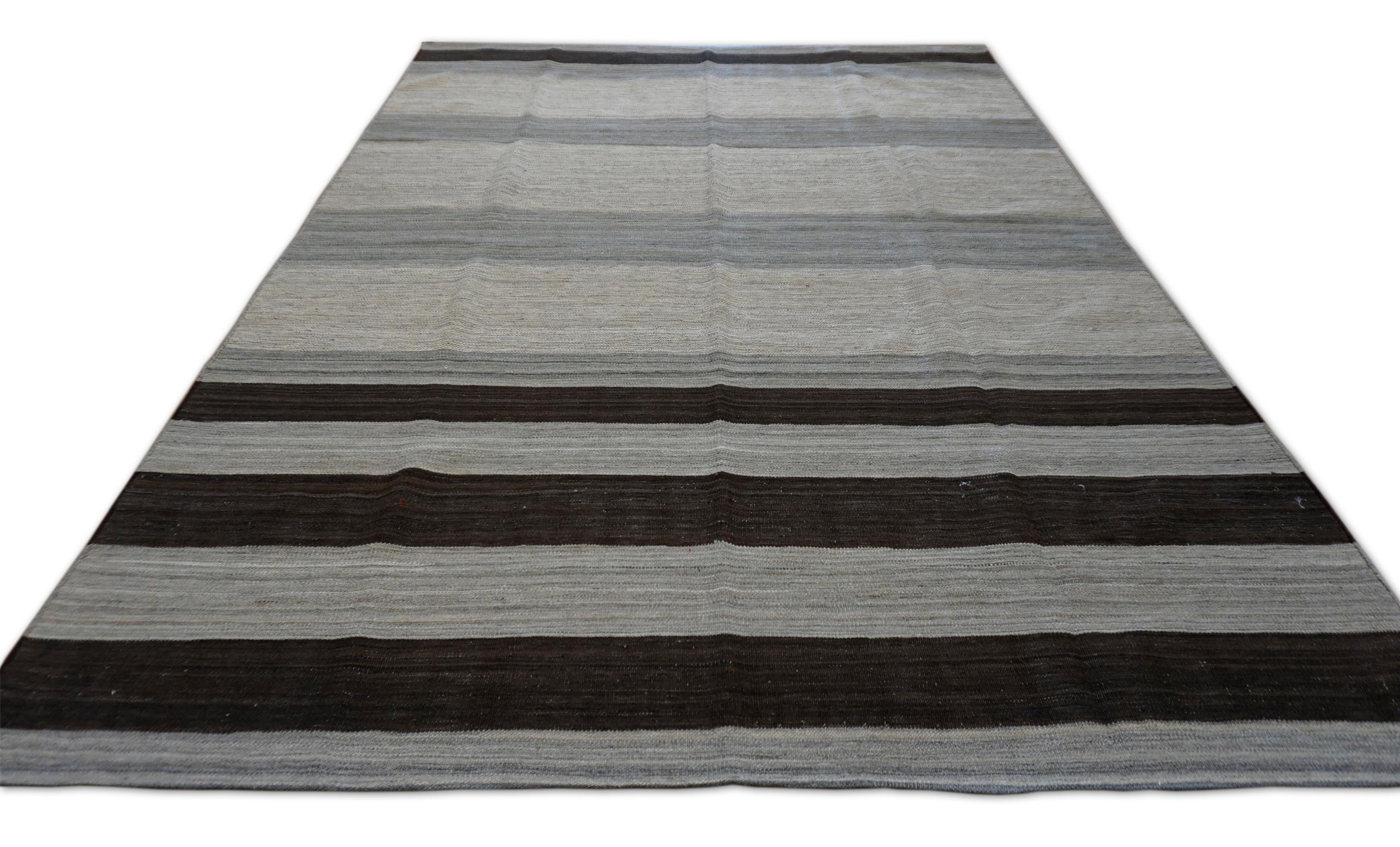 Modern Gray and Charcoal Brown Linear Patterned Wool Kilim 5'9''x8'2'' (Pakistanisch) im Angebot