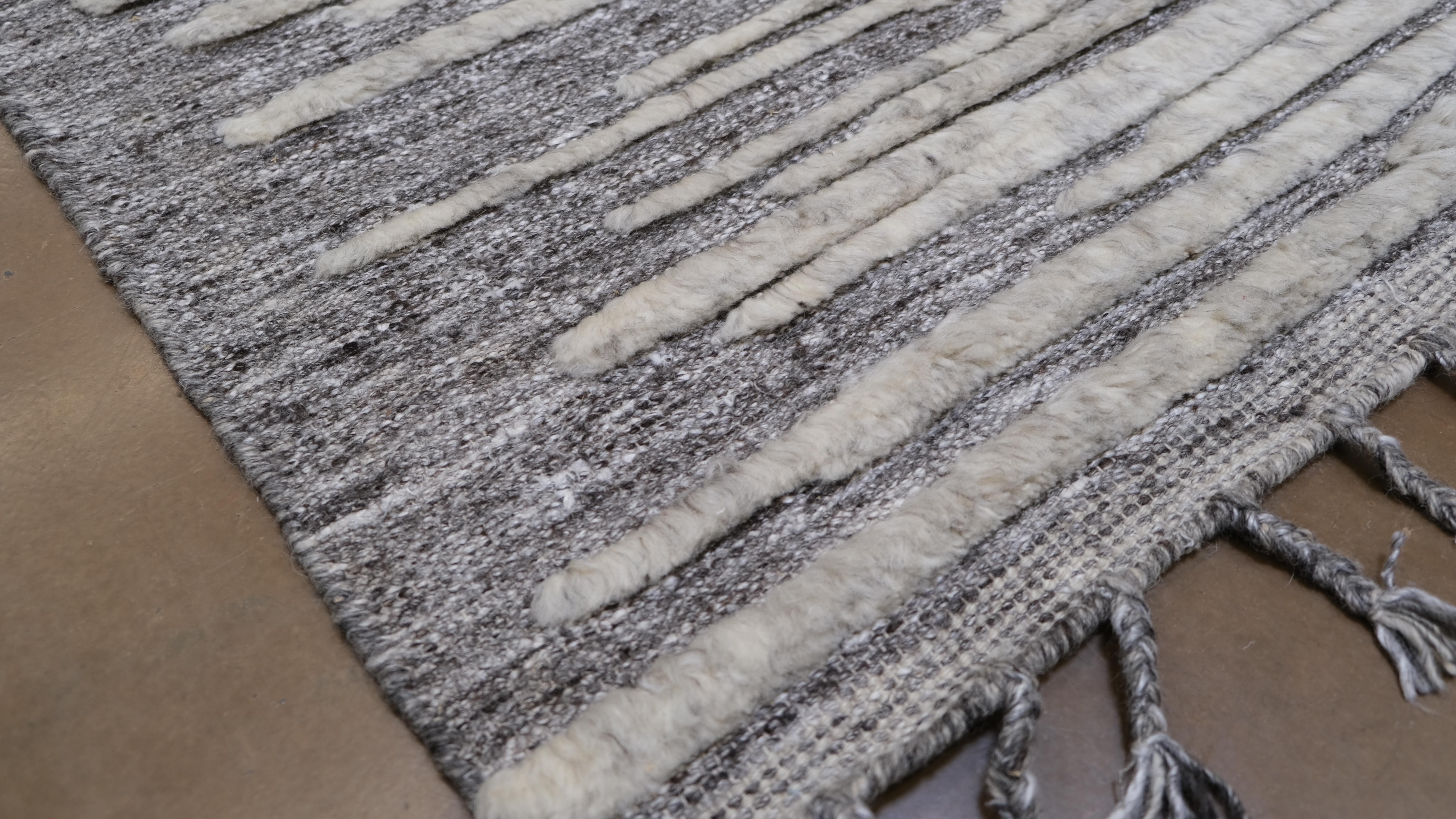 Modern Grau und Elfenbein Abstrakt Linear Designed Teppich 9'x12'1'' im Zustand „Neu“ im Angebot in Torrance, CA