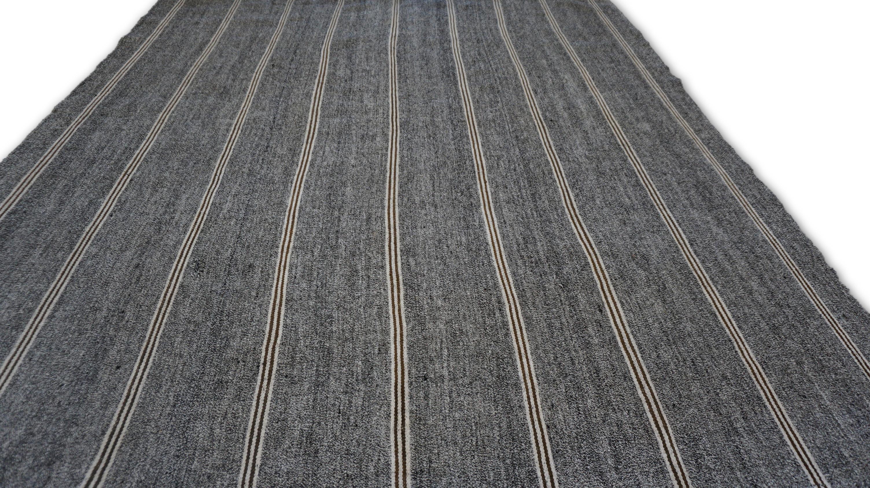 XX secolo Kilim Hemp d'epoca moderno grigio e marrone avorio a righe 7'6''x8'6'' in vendita