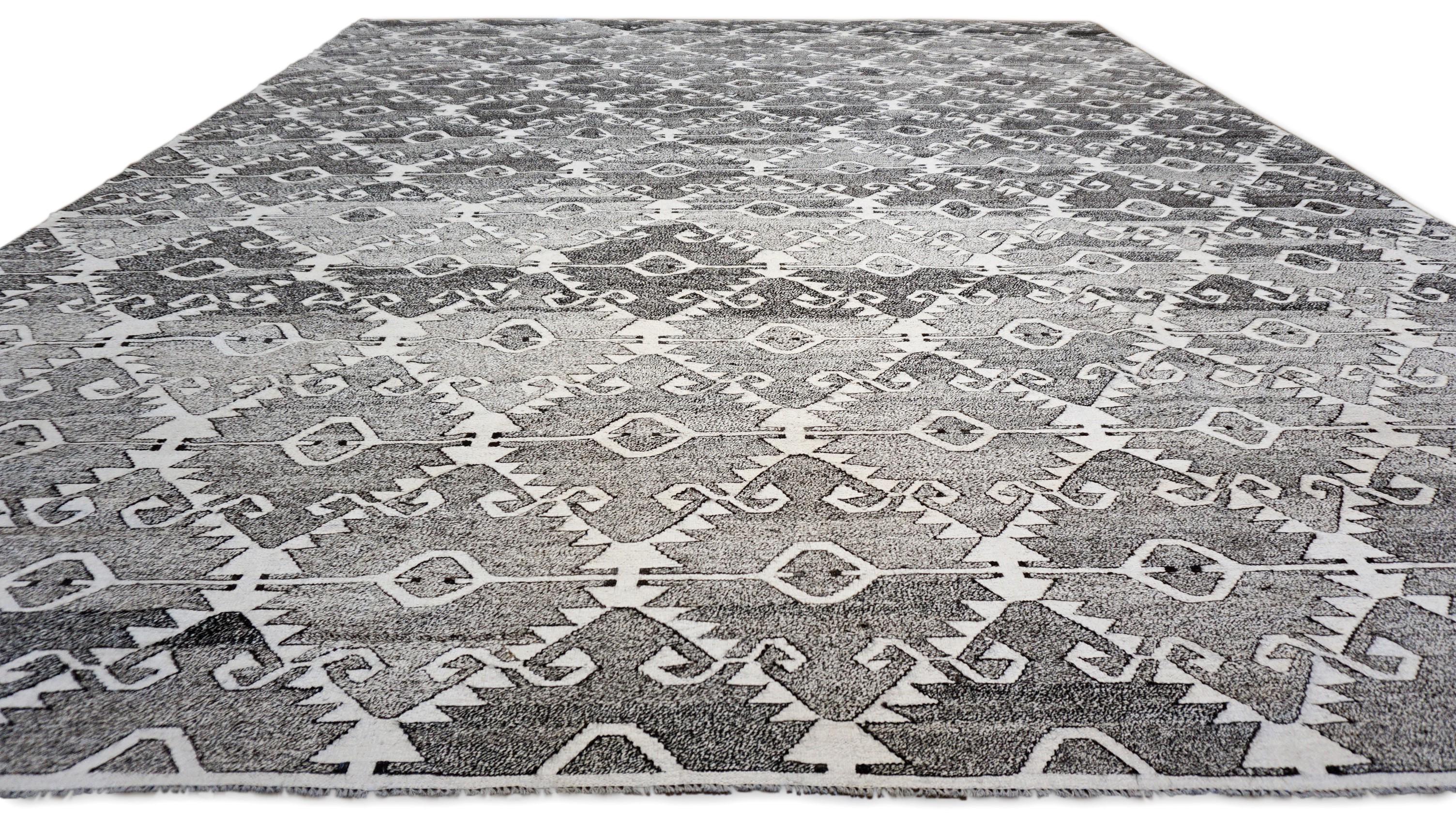 Moderno Modern Gray and Ivory Dimaond Motif Wool Flatweave Rug 12'7''x15' in vendita