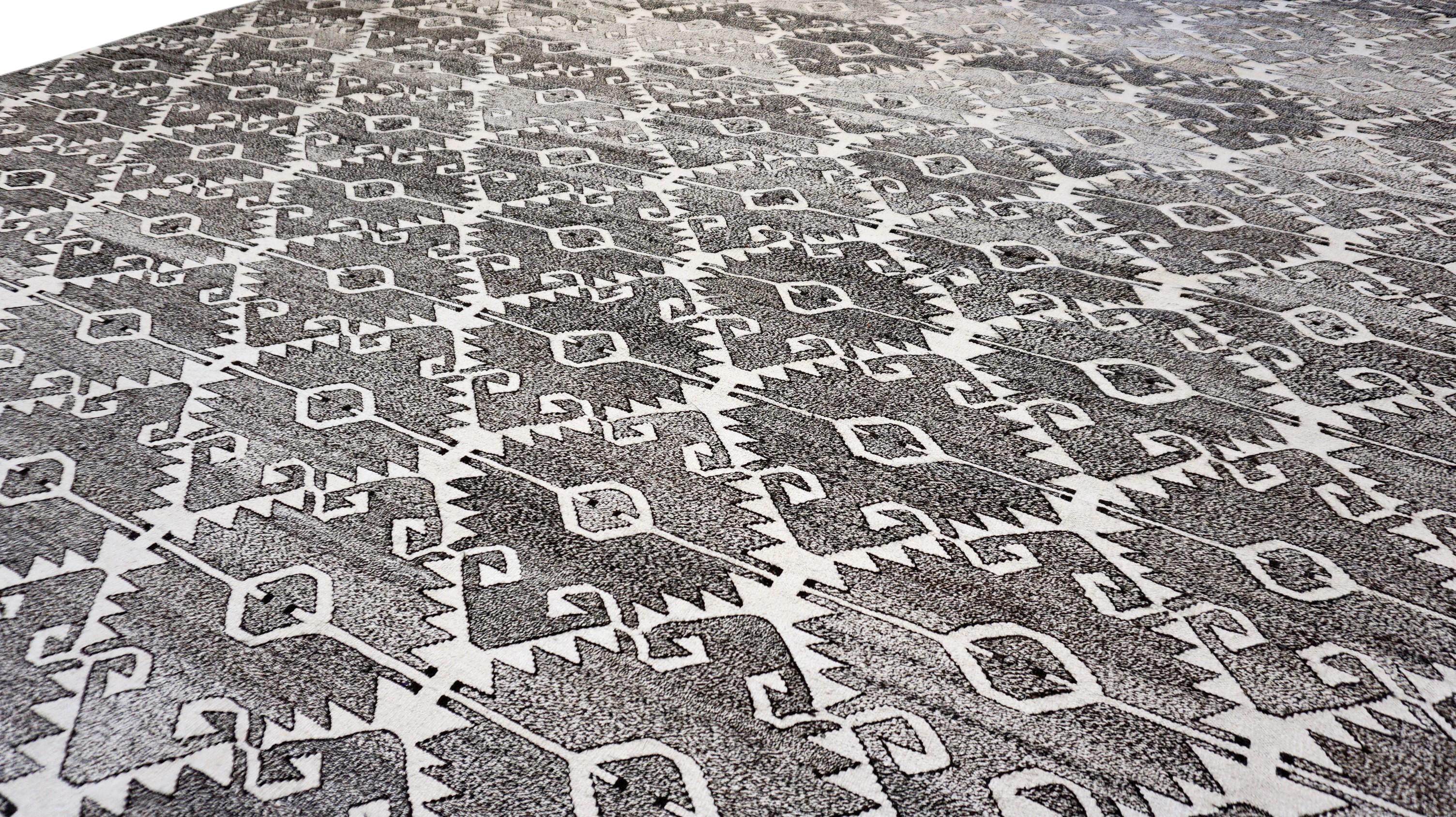 Pakistano Modern Gray and Ivory Dimaond Motif Wool Flatweave Rug 12'7''x15' in vendita