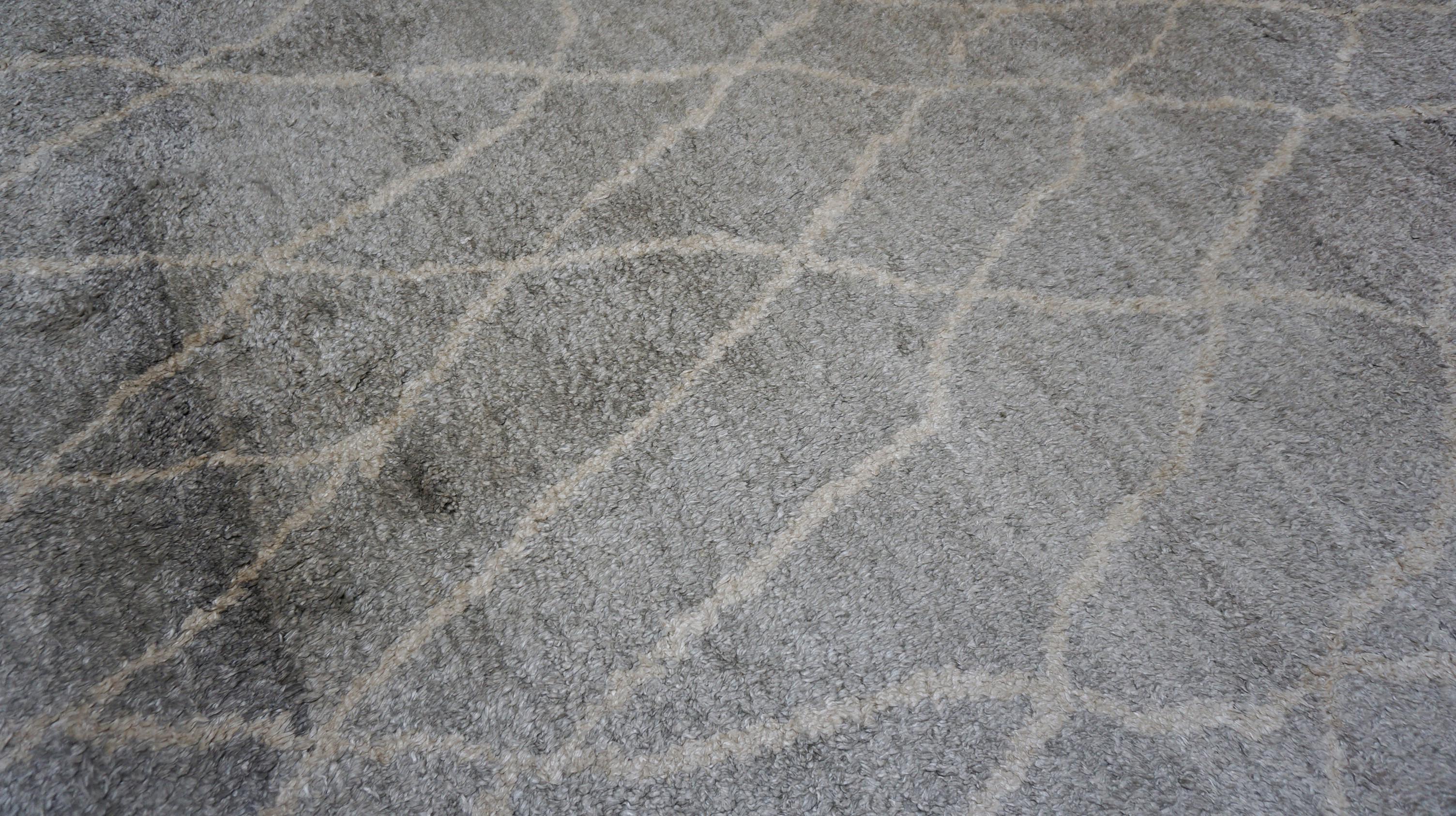 Modern Gray and Ivory Lattice Bamboo-Silk Rug 8'x9'9'' For Sale 1