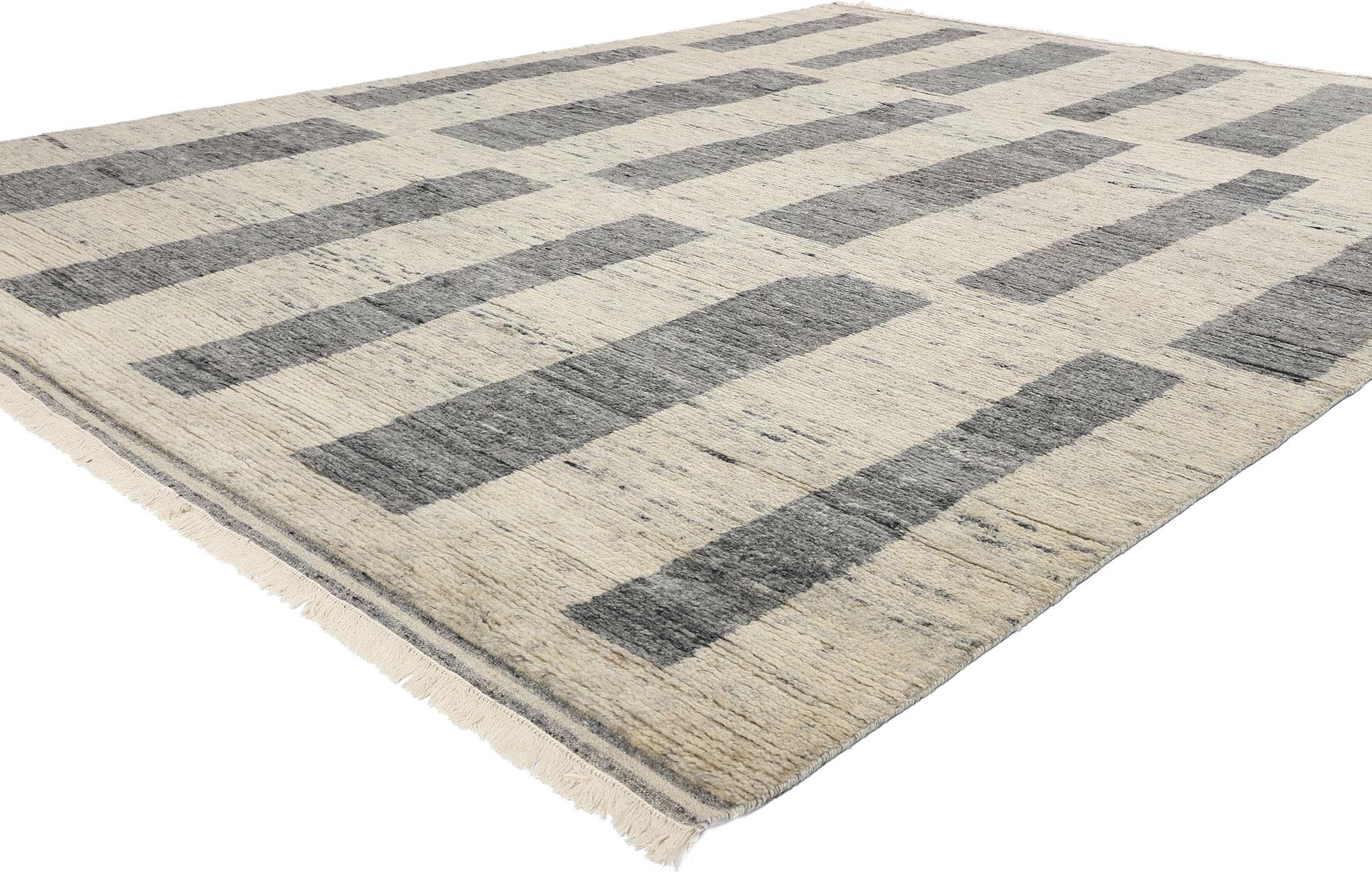 31255 Tapis marocain moderne gris Bauhaus, 09'03 x 12'01. Émanant du style Bauhaus avec des détails et des textures incroyables, ce tapis marocain moderne est une vision captivante de la beauté tissée. Le design linéaire accrocheur et le coloris