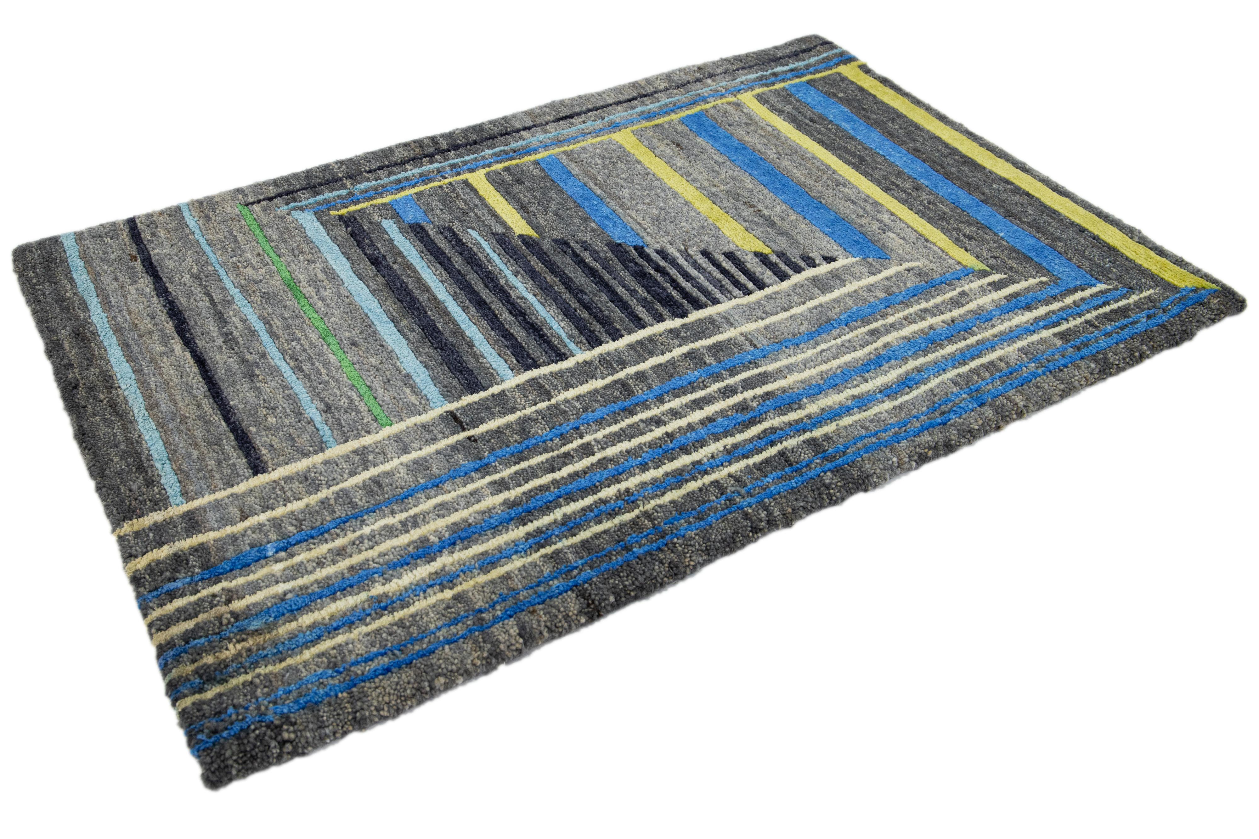 Moderner handgefertigter abstrakter Teppich aus Wolle und Seide in Grau/Blau, modern (Handgeknüpft) im Angebot