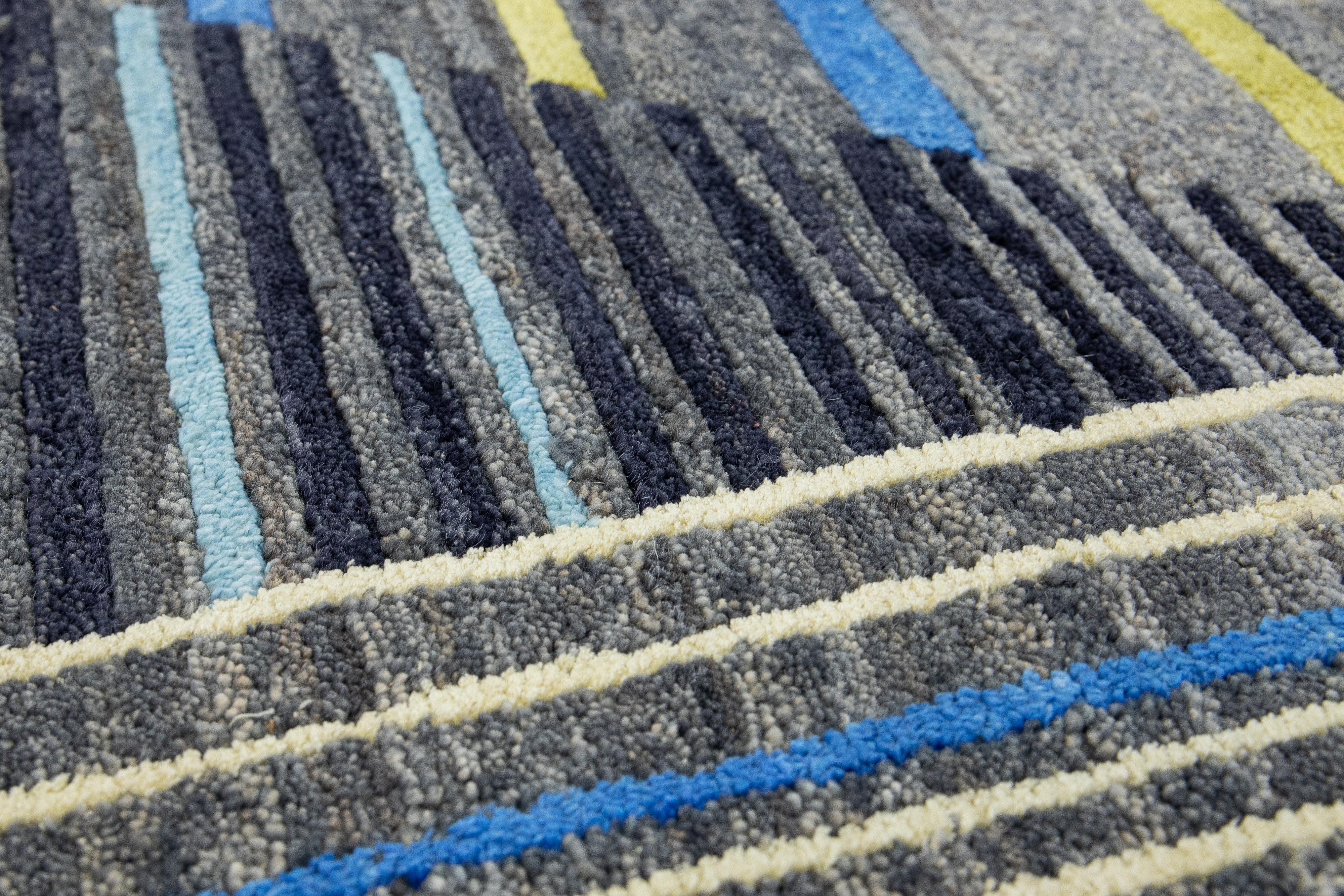 Moderner handgefertigter abstrakter Teppich aus Wolle und Seide in Grau/Blau, modern im Zustand „Neu“ im Angebot in Norwalk, CT
