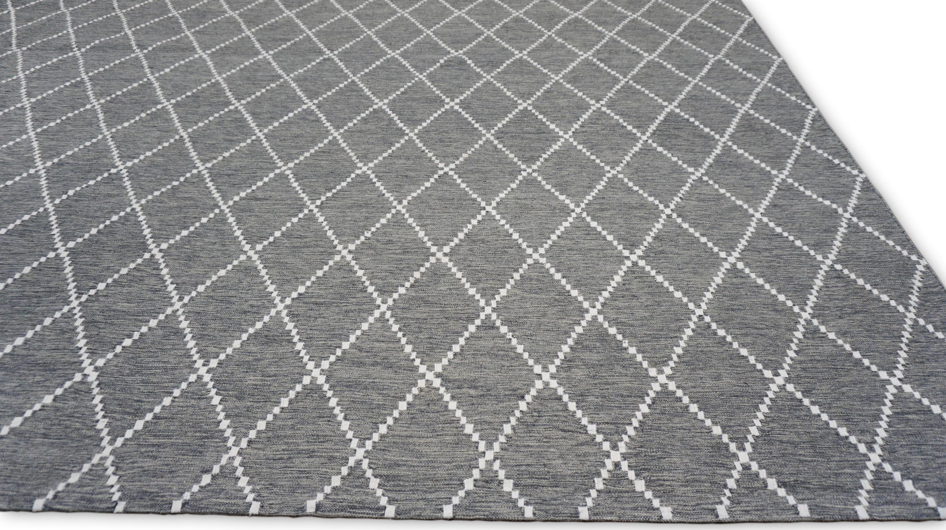 Dieser moderne, flachgewebte Wollteppich zeichnet sich durch ein raffiniertes und minimalistisches Rautengittermuster aus, das sich perfekt für moderne Innenräume und Übergangsbereiche eignet. Fachmännisch von erfahrenen Handwerkern gewebt, zeigt
