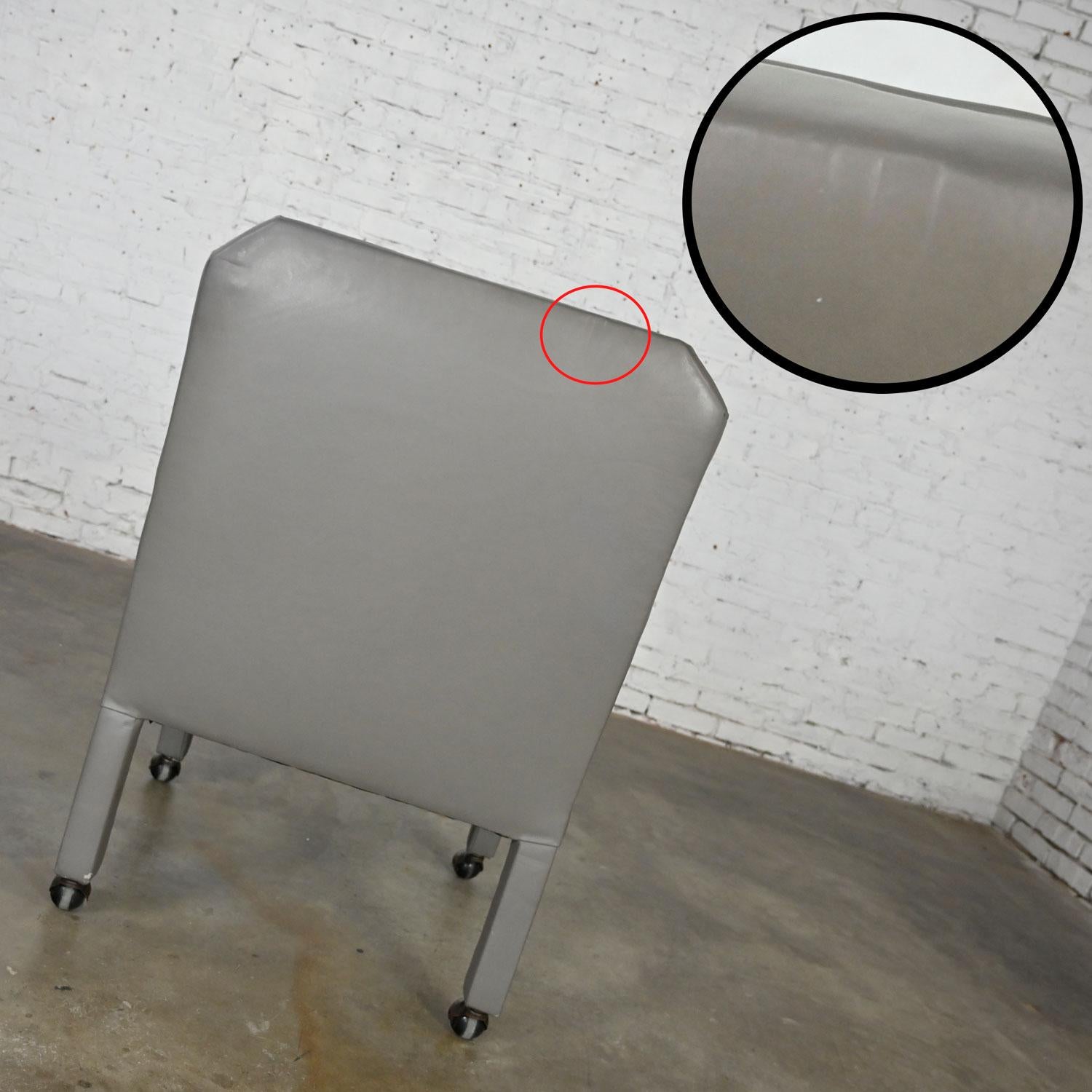 Post Modern Gray Faux Leder Parson's Style Armed Accent Chair auf Rollen im Angebot 5