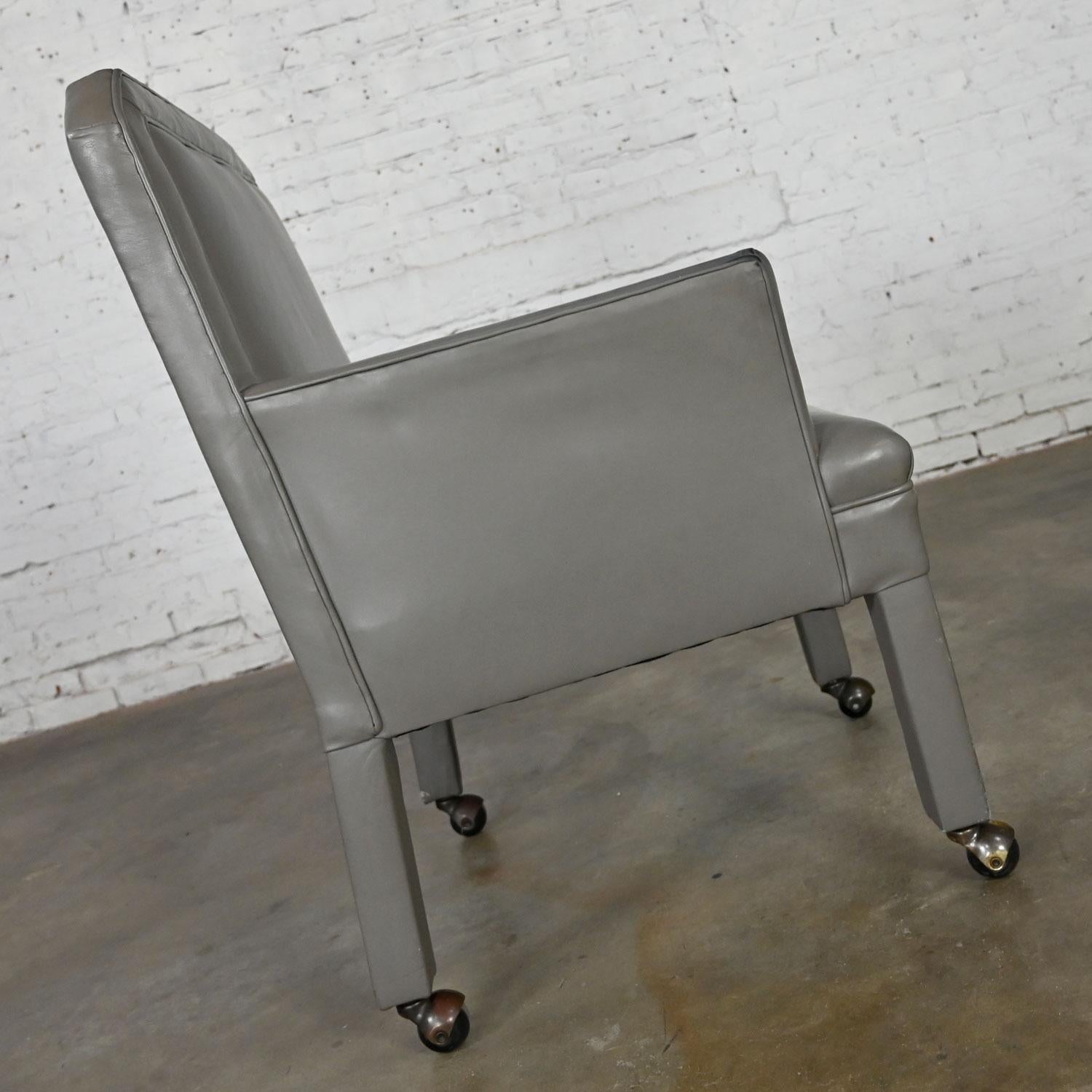 Post Modern Gray Faux Leder Parson's Style Armed Accent Chair auf Rollen (Moderne) im Angebot