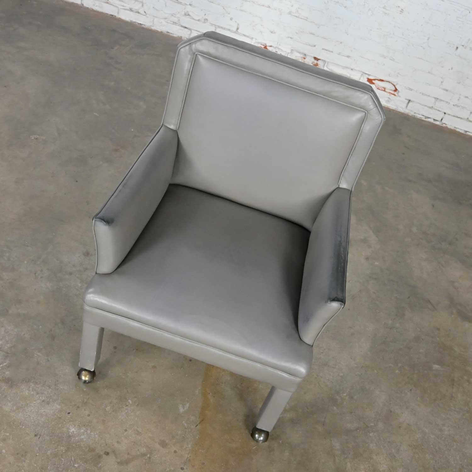 Post Modern Gray Faux Leder Parson's Style Armed Accent Chair auf Rollen (Unbekannt) im Angebot