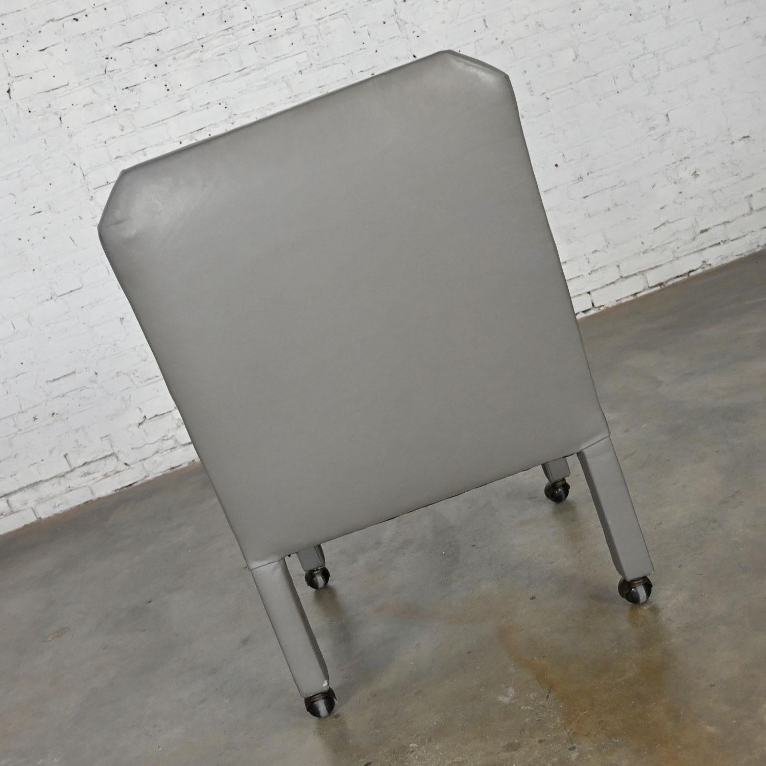 Post Modern Gray Faux Leder Parson's Style Armed Accent Chair auf Rollen im Angebot 1