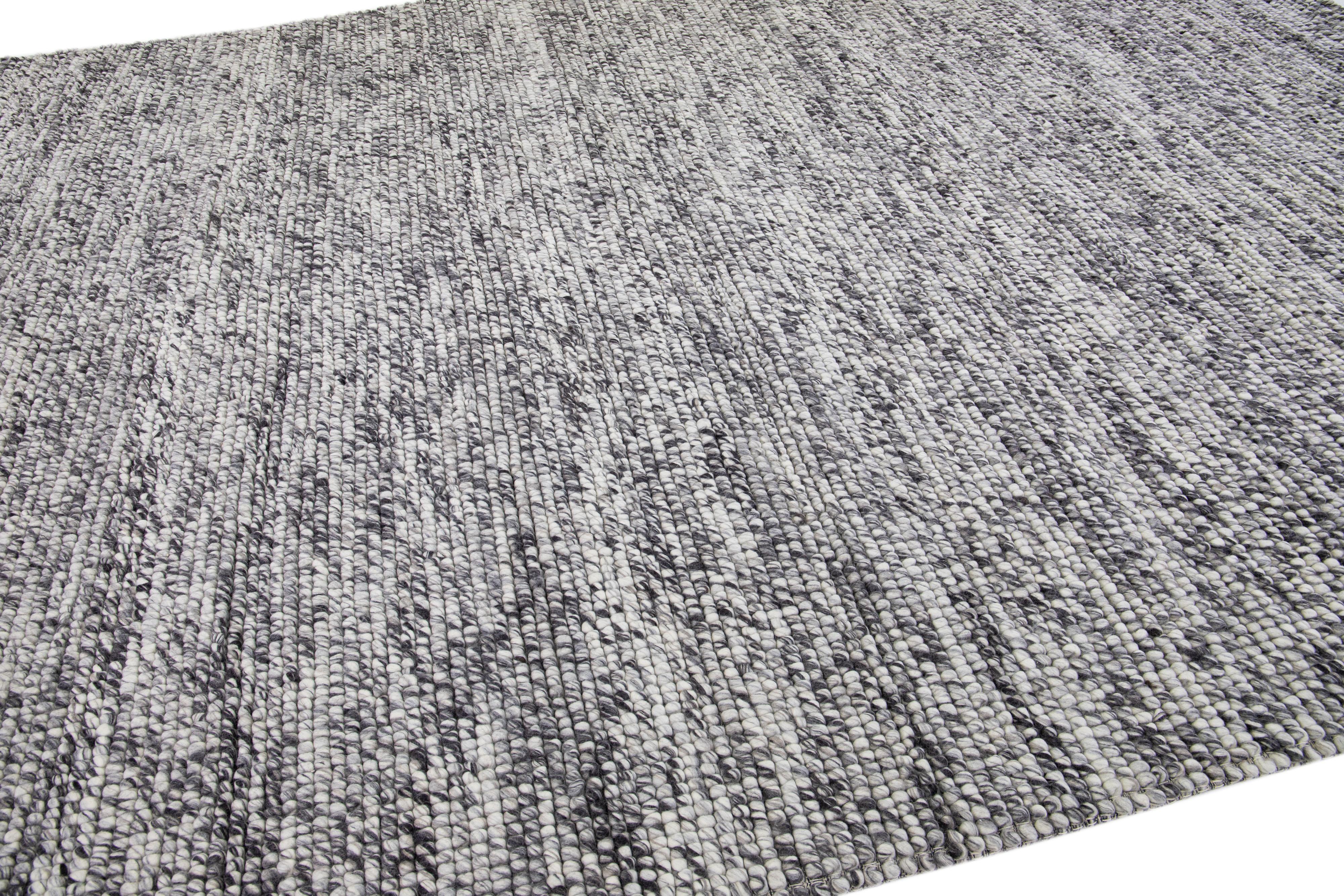 Questo bellissimo tappeto in lana Felt, tessuto a mano, fa parte della nostra collezione Westport con un campo di colore grigio e un disegno geometrico all-over.

Questo tappeto misura: 10' x 14'.

Colori e dimensioni personalizzate sono
