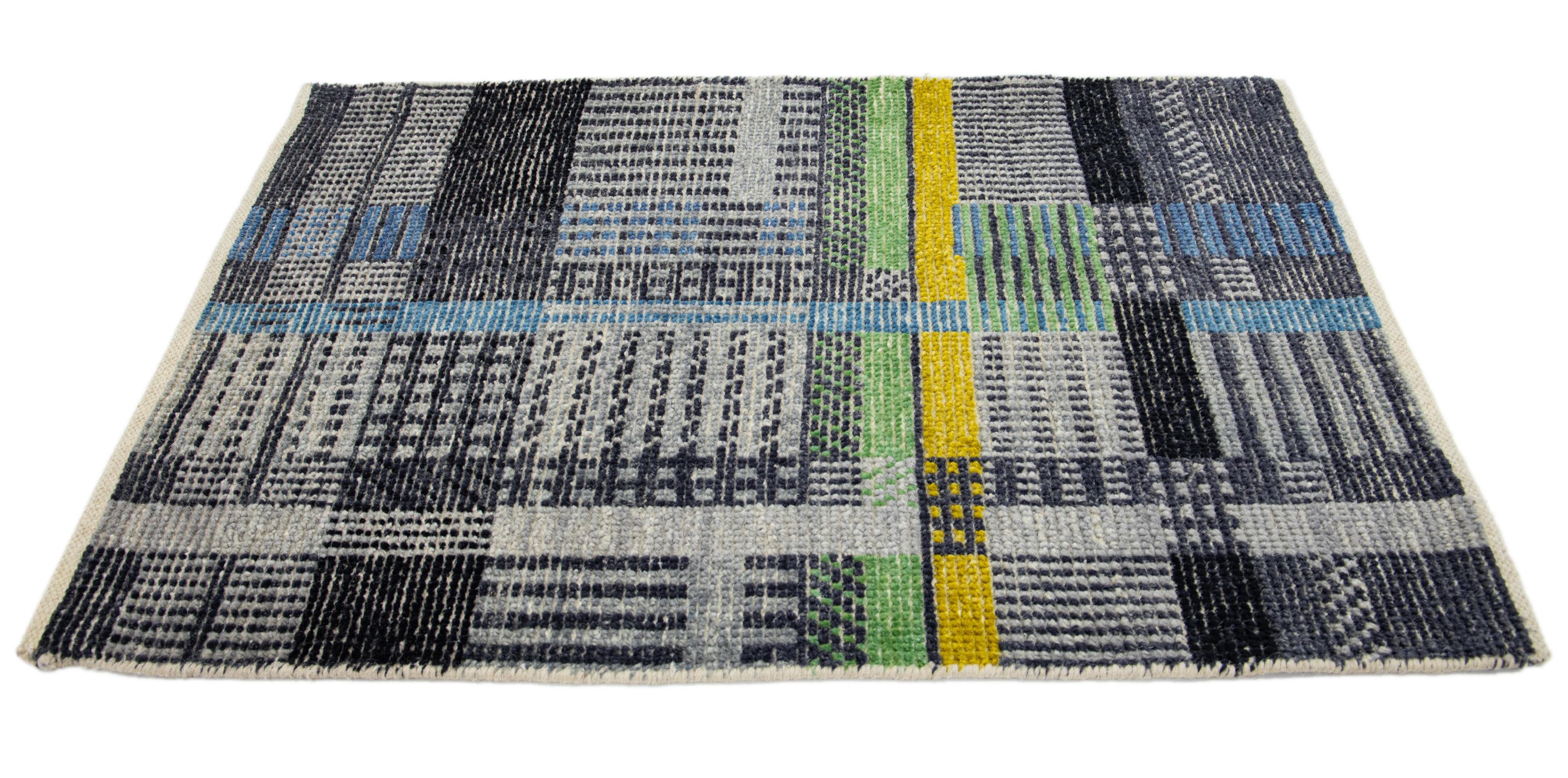 Modern strukturierter, karierter Wollteppich von Apadana nach Maß. Kundenspezifische Größen und Farben auf Bestellung. 

MATERIAL: Wolle 
Techniken: Handgeknüpft
Stil: Modern
Vorlaufzeit: Ca. 15-16 Wochen verfügbar 
Farben: Wie abgebildet, andere