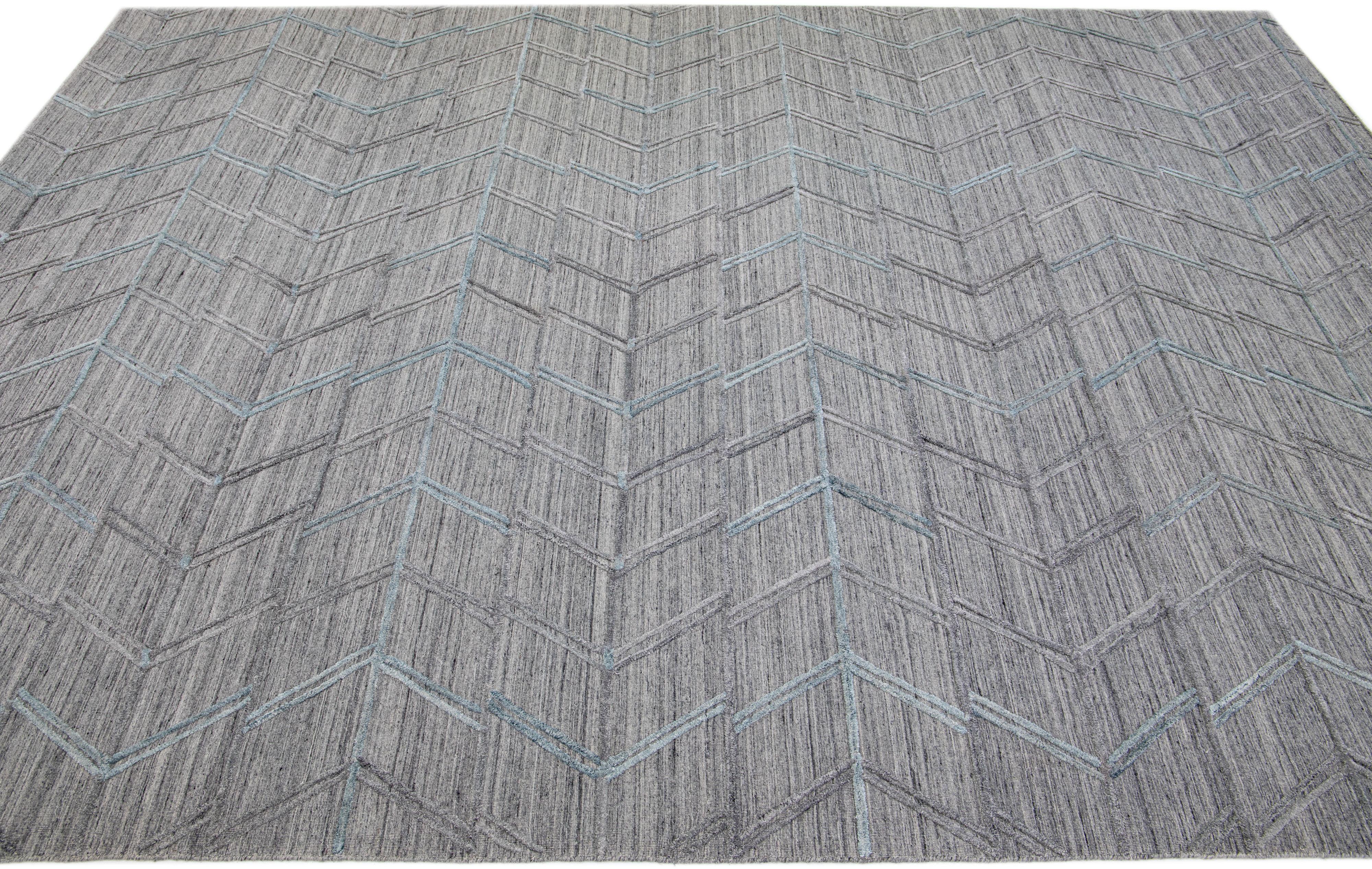 Moderner grauer indischer Flachgewebe-Wollteppich im Übergangsbereich   (Handgeknüpft) im Angebot