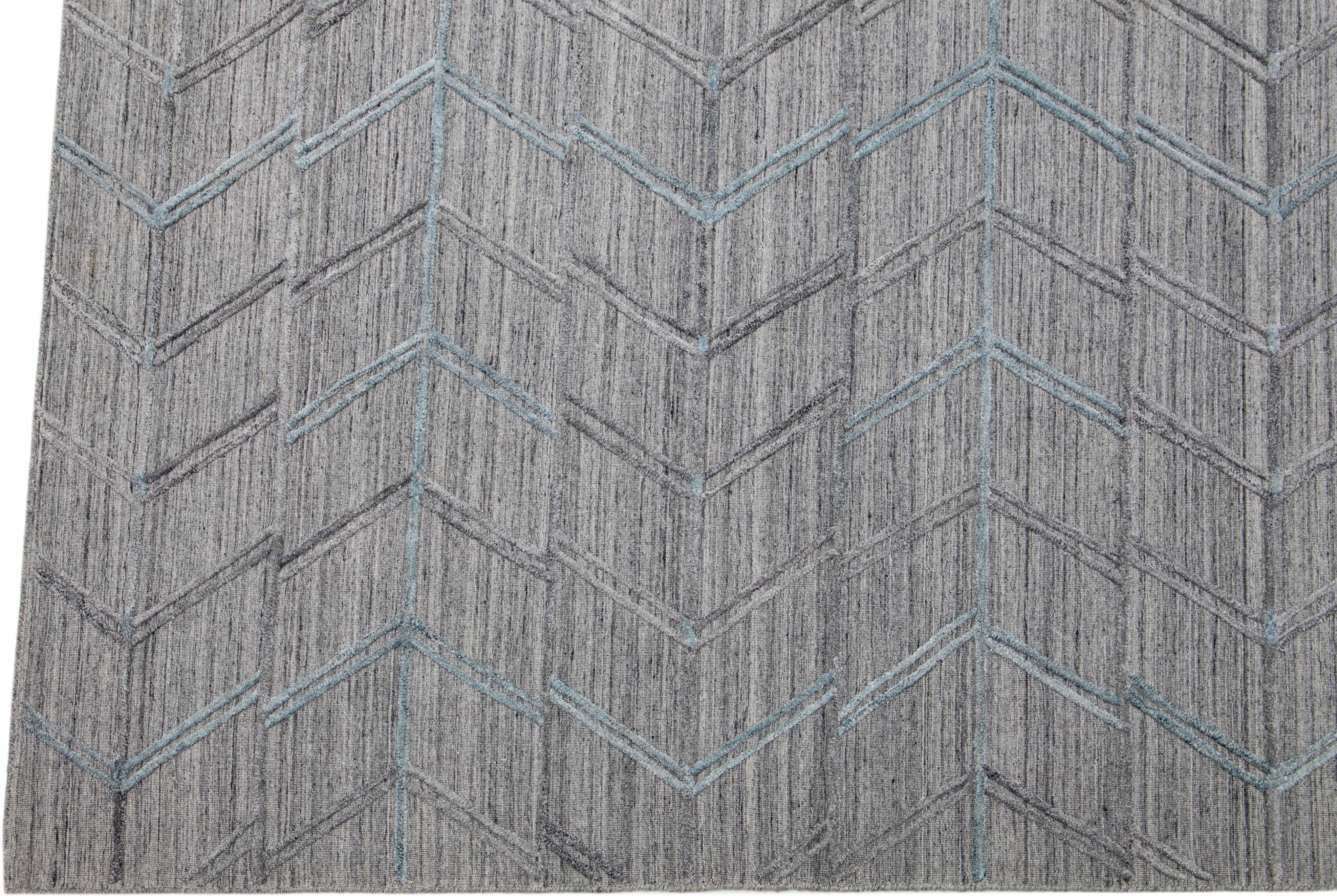 Moderner grauer indischer Flachgewebe-Wollteppich im Übergangsbereich   im Zustand „Neu“ im Angebot in Norwalk, CT
