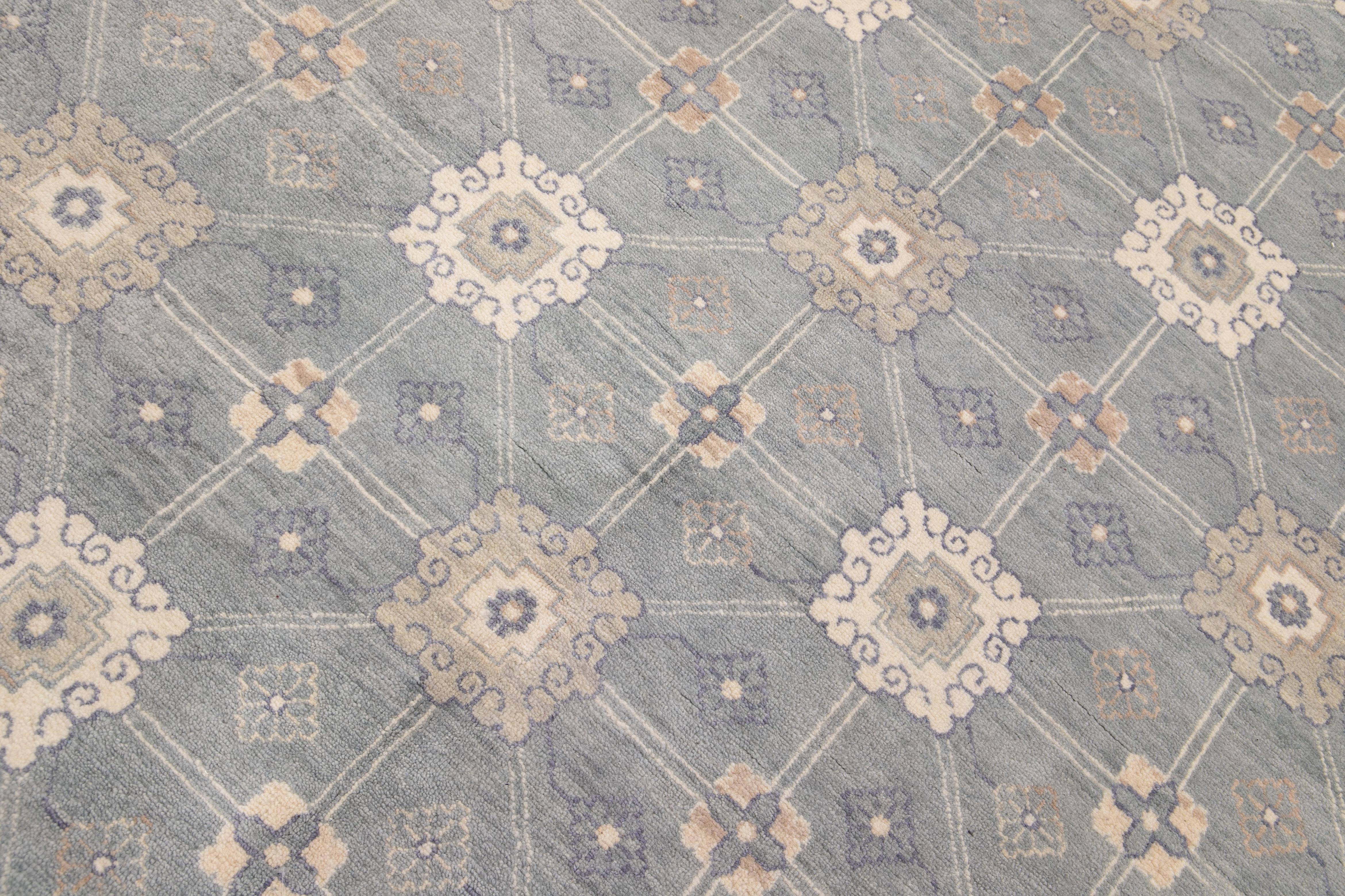 Moderner handgefertigter grauer Wollteppich im Khotan-Stil mit geometrischem Muster im Angebot 3