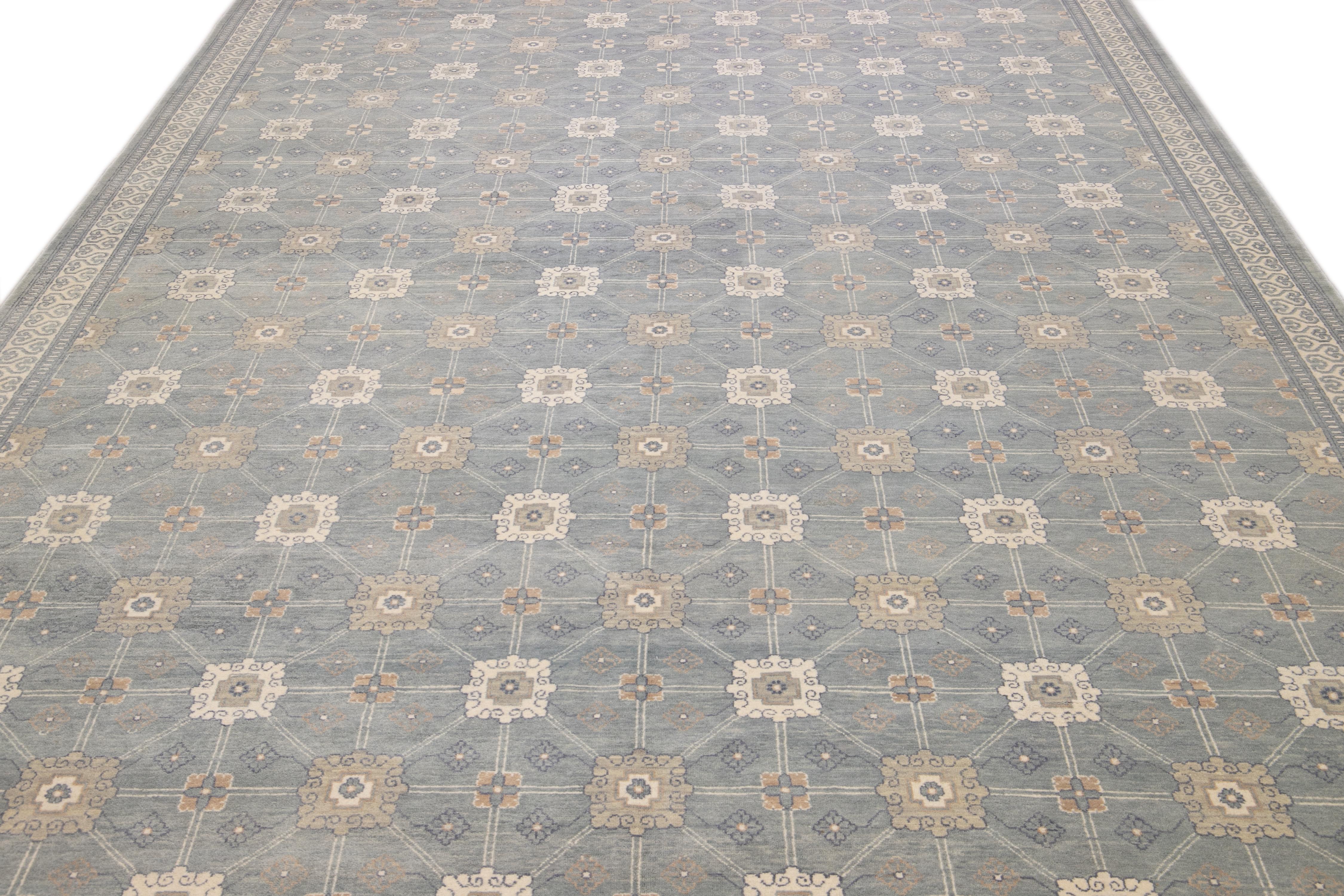 Moderner handgefertigter grauer Wollteppich im Khotan-Stil mit geometrischem Muster (Afghanisch) im Angebot