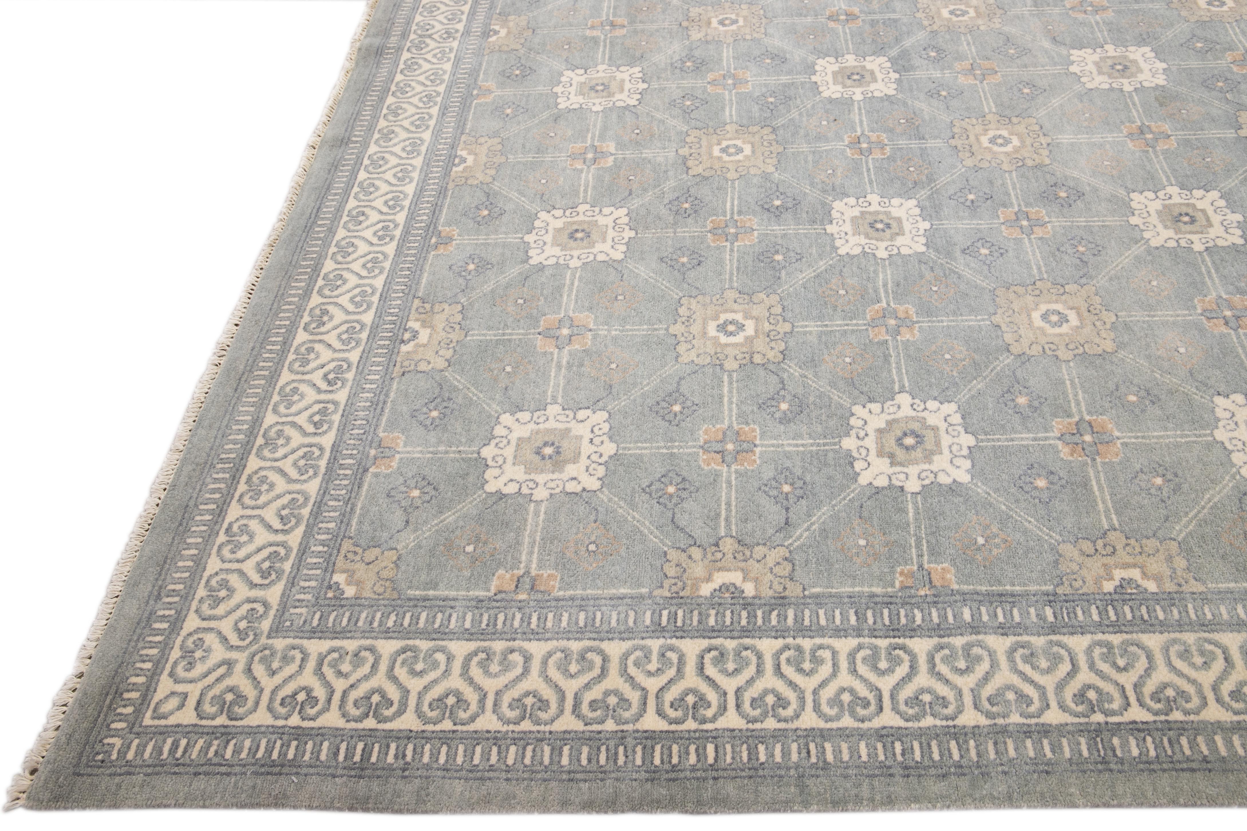 Moderner handgefertigter grauer Wollteppich im Khotan-Stil mit geometrischem Muster (Handgeknüpft) im Angebot