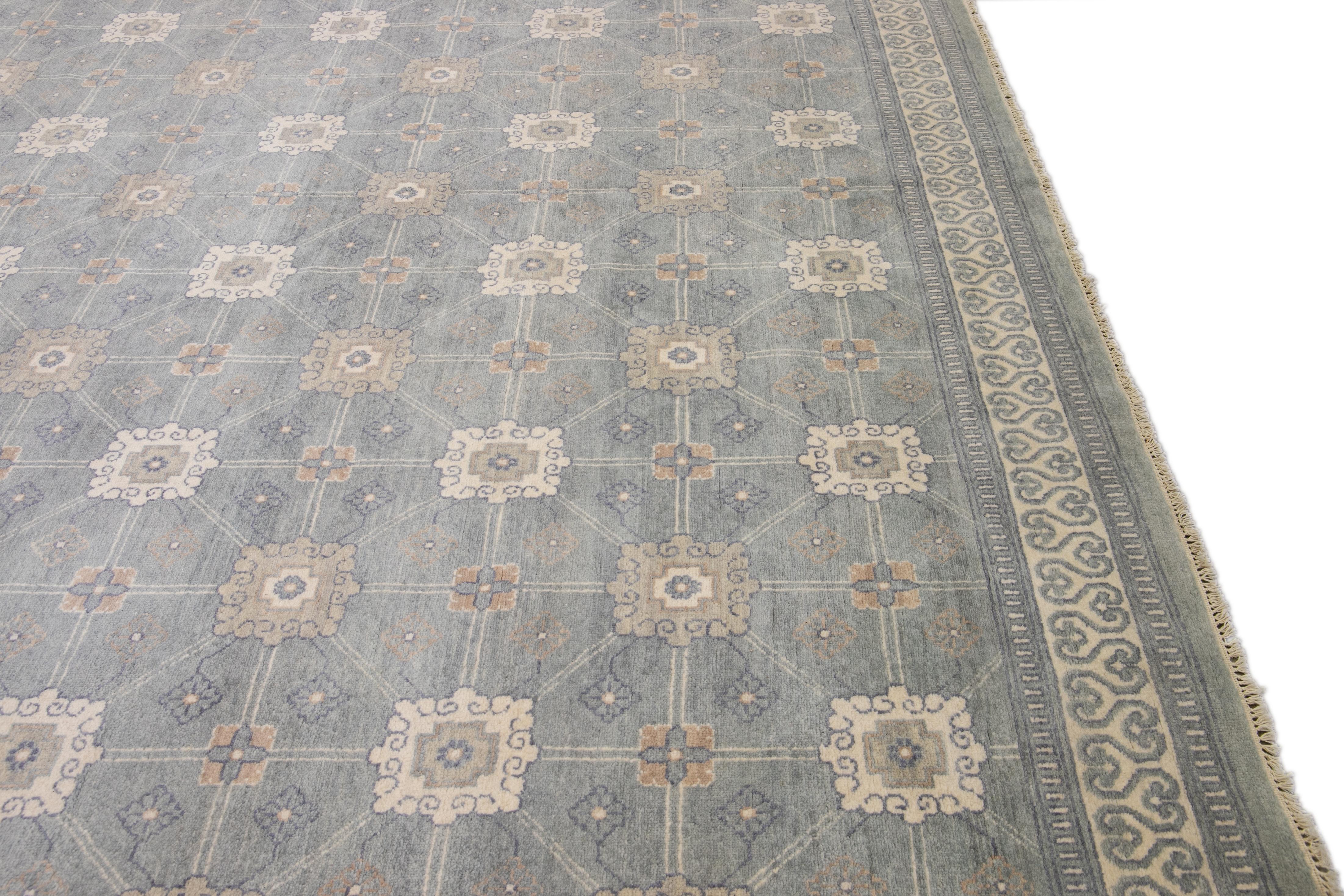 Moderner handgefertigter grauer Wollteppich im Khotan-Stil mit geometrischem Muster (Wolle) im Angebot