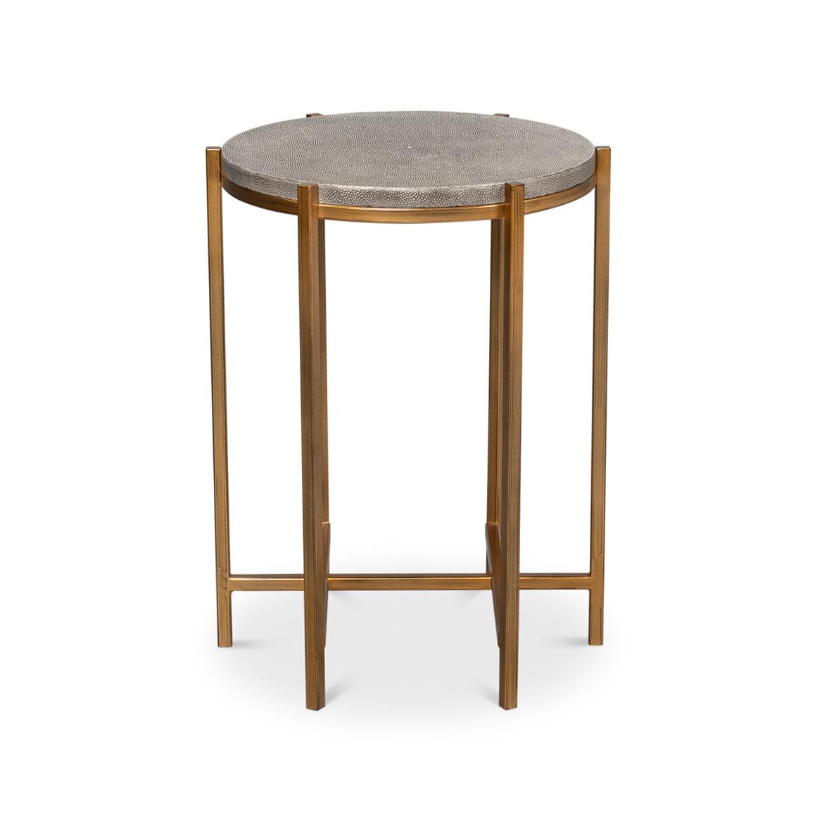 Table d'appoint à plateau en cuir avec plateau rond gainé de cuir soutenu par une base à six pieds en métal doré avec un brancard.

Dimensions : 16