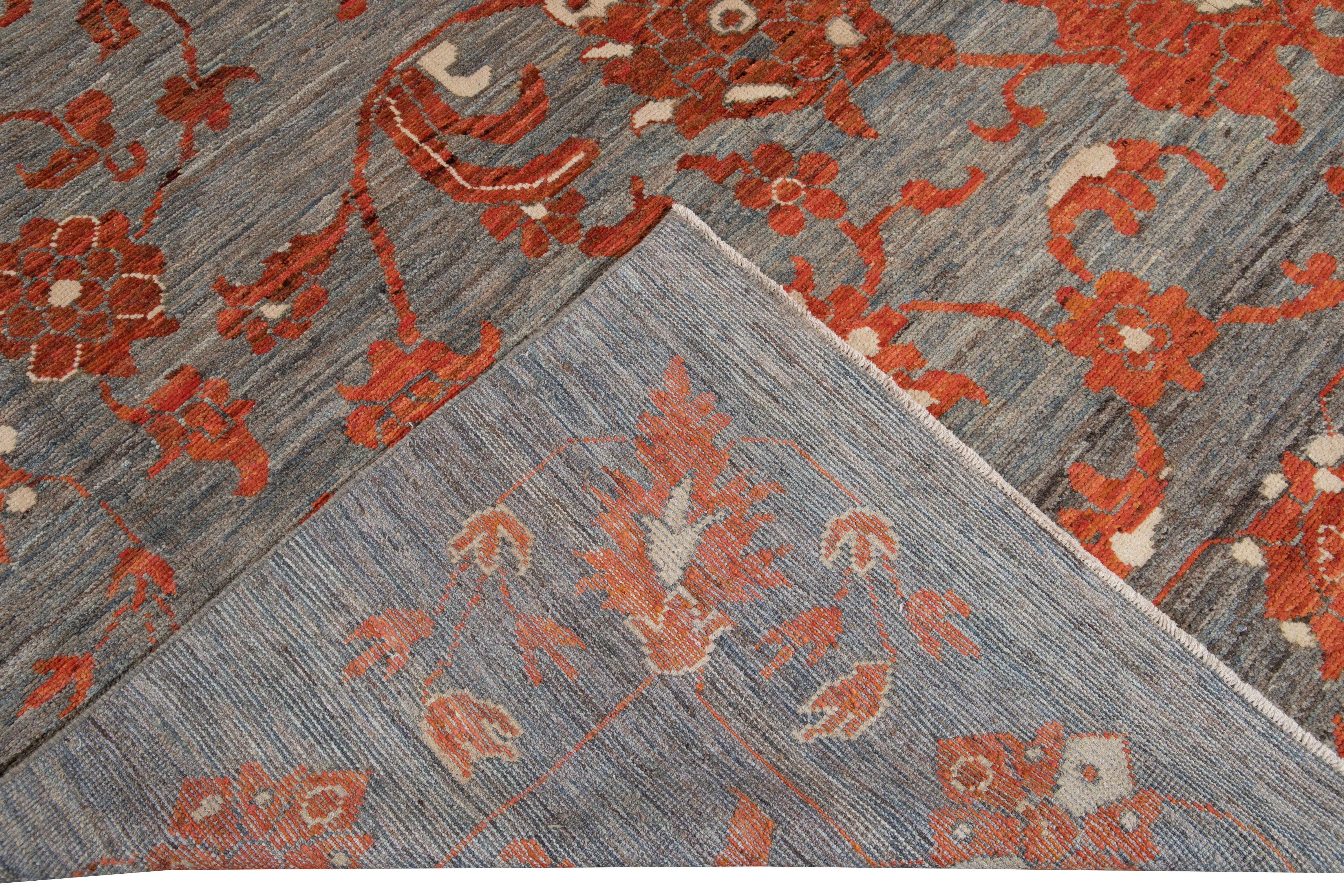 Schöner moderner, übergroßer Oushak-Teppich aus handgeknüpfter Wolle mit grauem Feld. Dieser Oushak-Teppich hat orangefarbene und elfenbeinfarbene Akzente, die sich über ein wunderschönes botanisches Blumenmuster erstrecken. 

Dieser Teppich misst