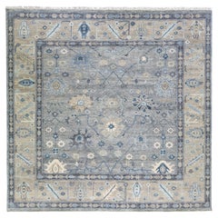 Tapis carré en laine gris moderne de style Oushak à motifs floraux faits à la main