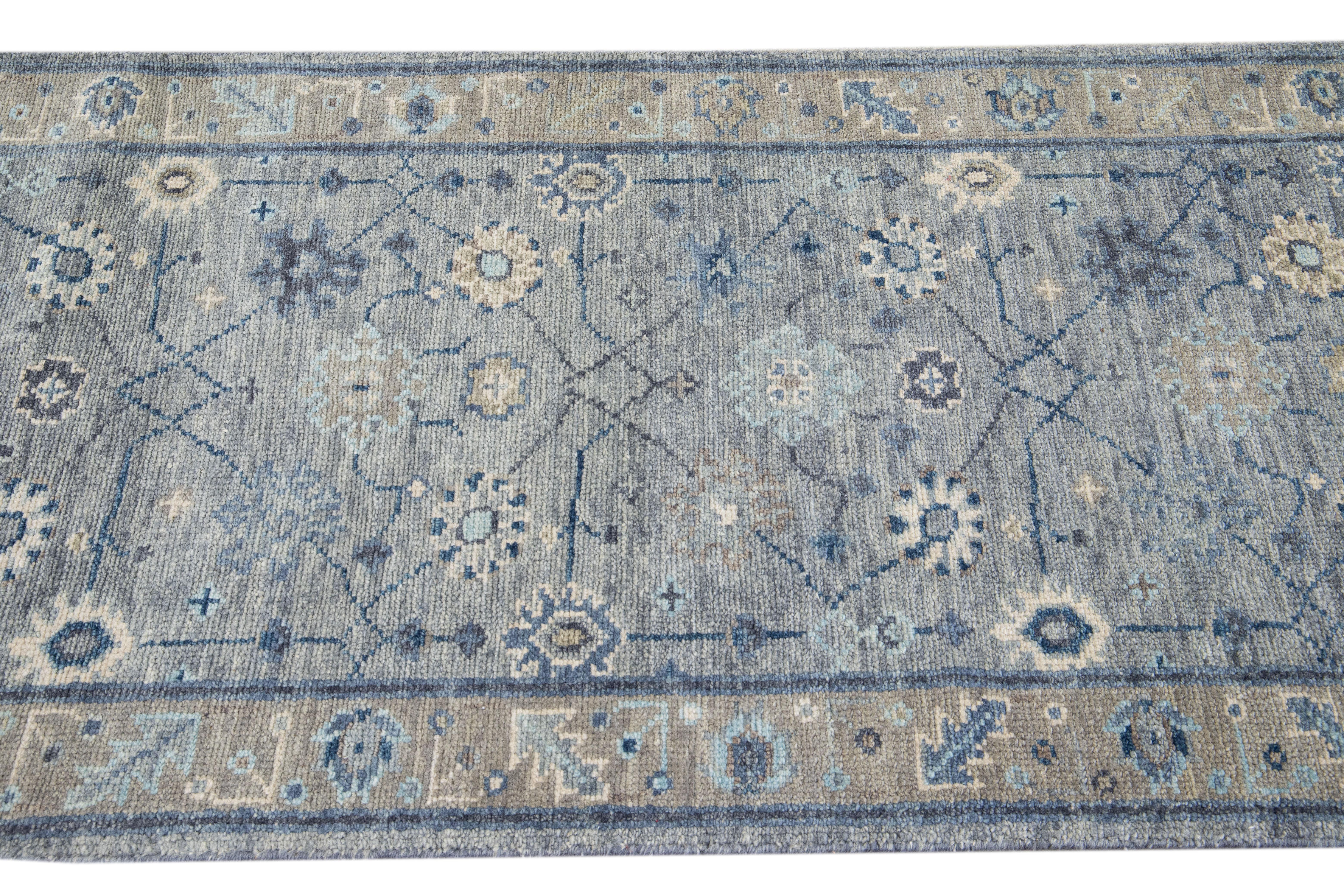 Runner in lana moderno grigio in stile Oushak con motivo floreale fatto a mano in vendita 2