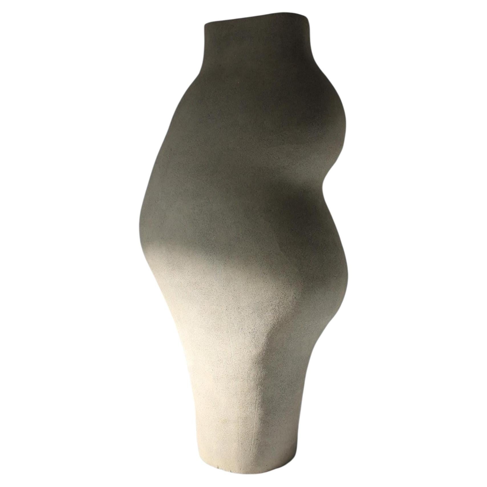 Vase sculptural moderne en céramique fait main, de couleur grise, par Maku Ceramic