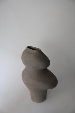 Moderne, graue, skulpturale, handgefertigte Keramikvase II von Maku Ceramic