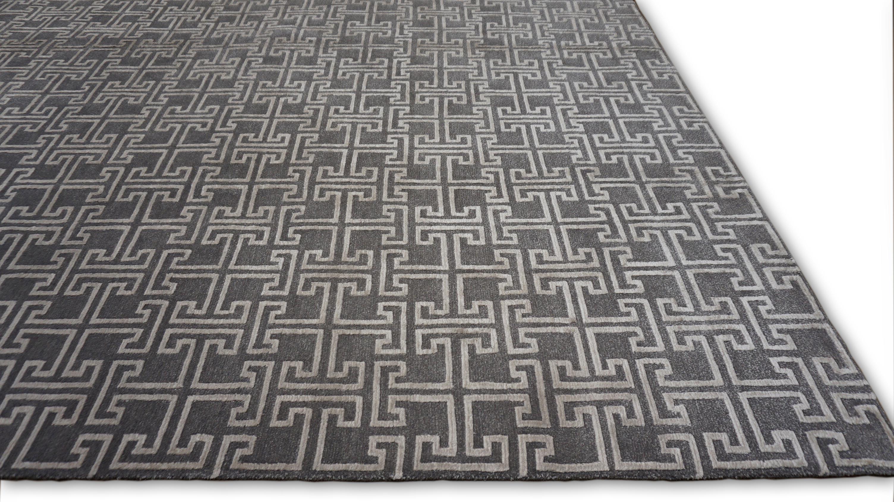 Moderner grau-silberner Maze-Teppich aus gemusterter Wollmischung 10'2''x13'1'' (Nepalesisch) im Angebot