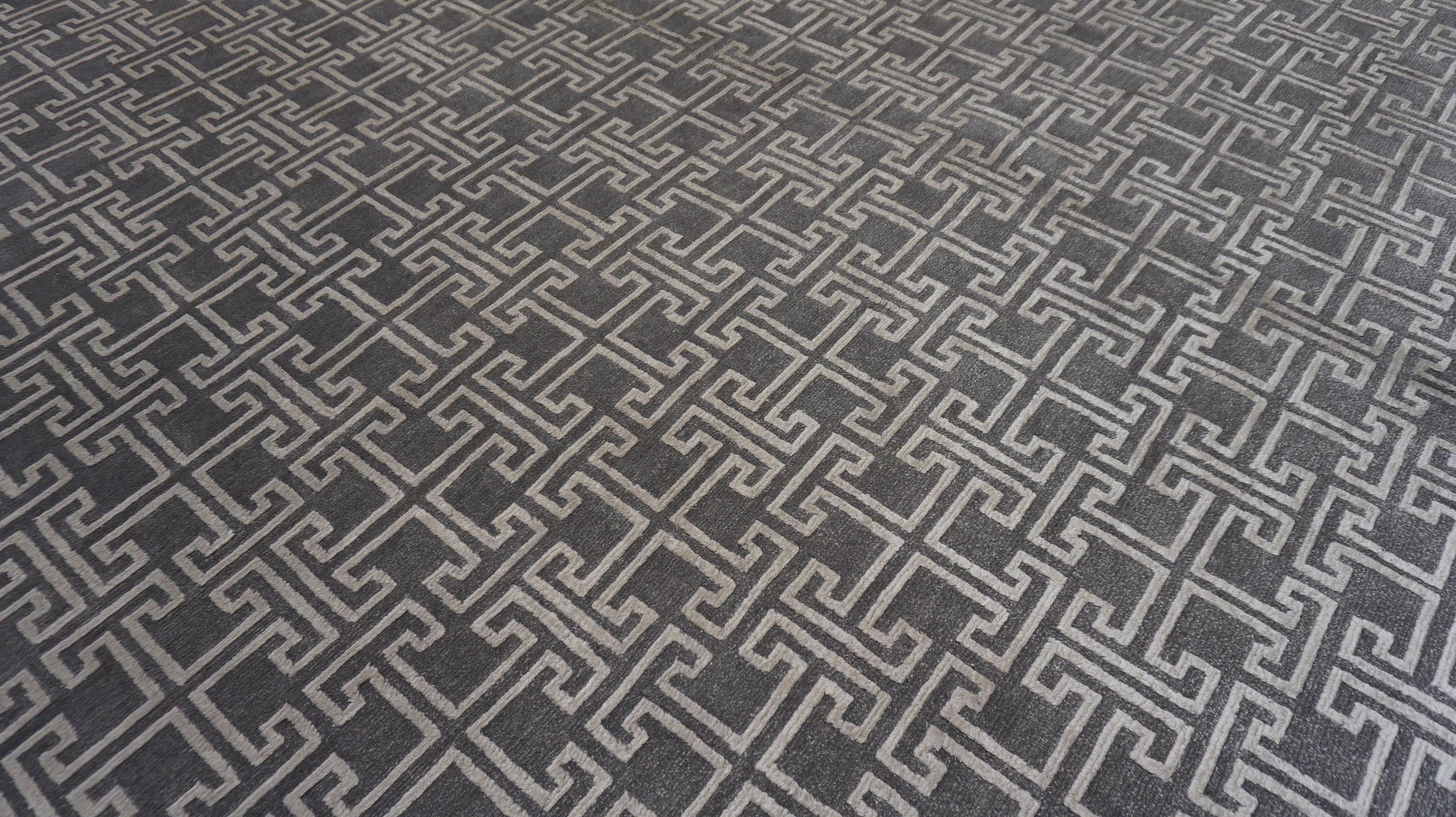 Moderner grau-silberner Maze-Teppich aus gemusterter Wollmischung 10'2''x13'1'' (Handgeknüpft) im Angebot