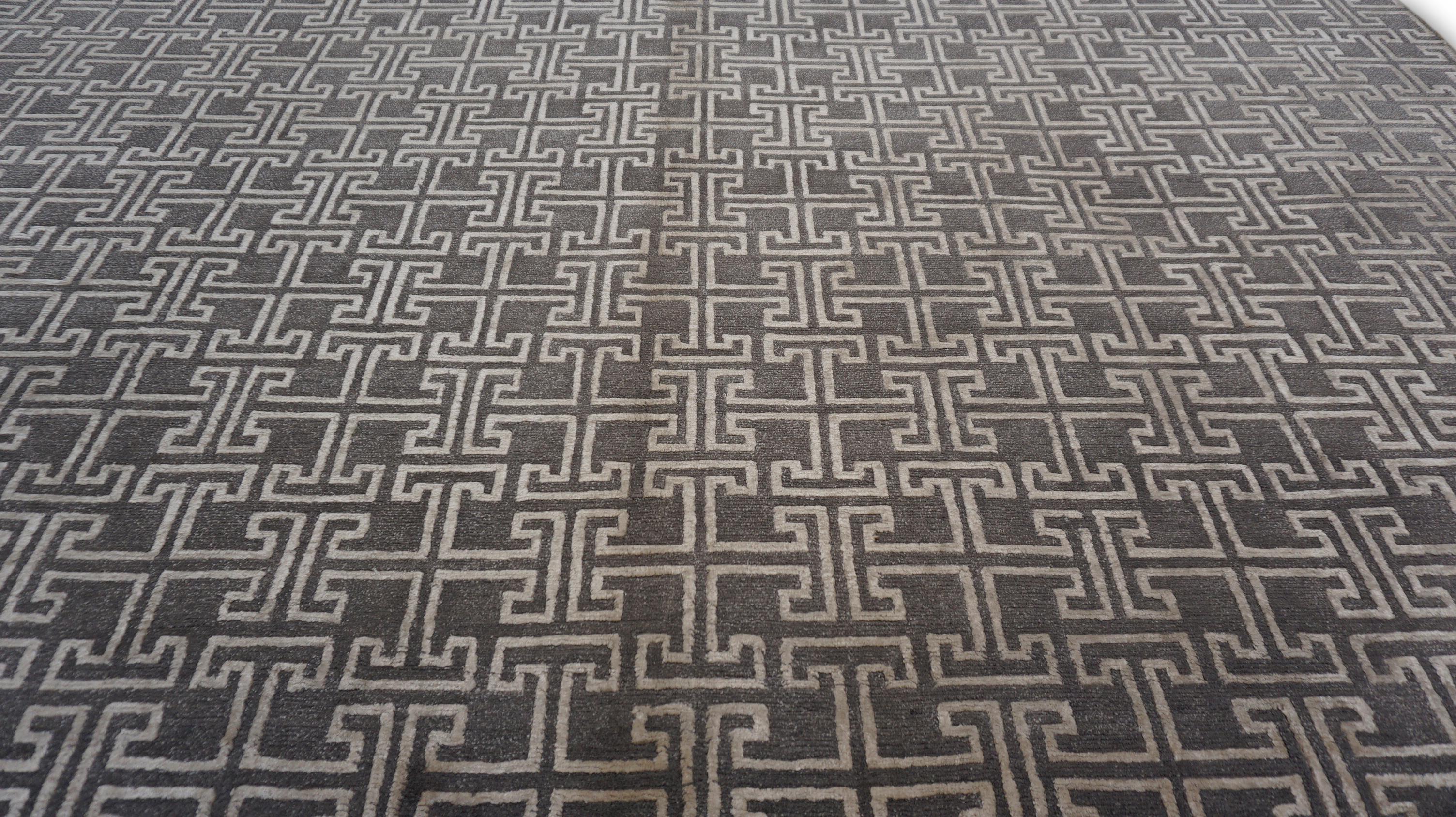Moderner grau-silberner Maze-Teppich aus gemusterter Wollmischung 10'2''x13'1'' (21. Jahrhundert und zeitgenössisch) im Angebot