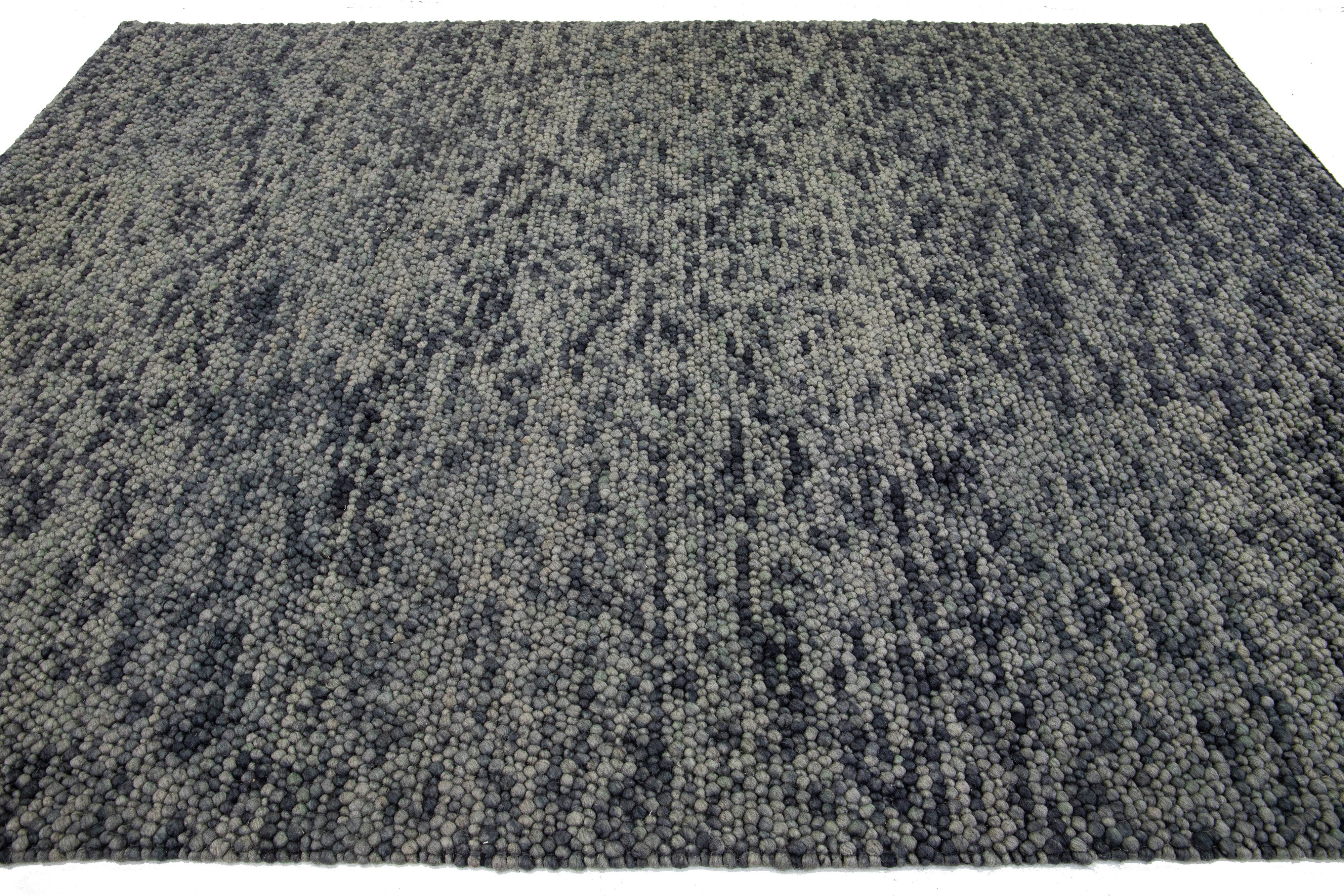 Modern Gray Texture Wool Rug Handmade with Allover Motif  (Indisch) im Angebot