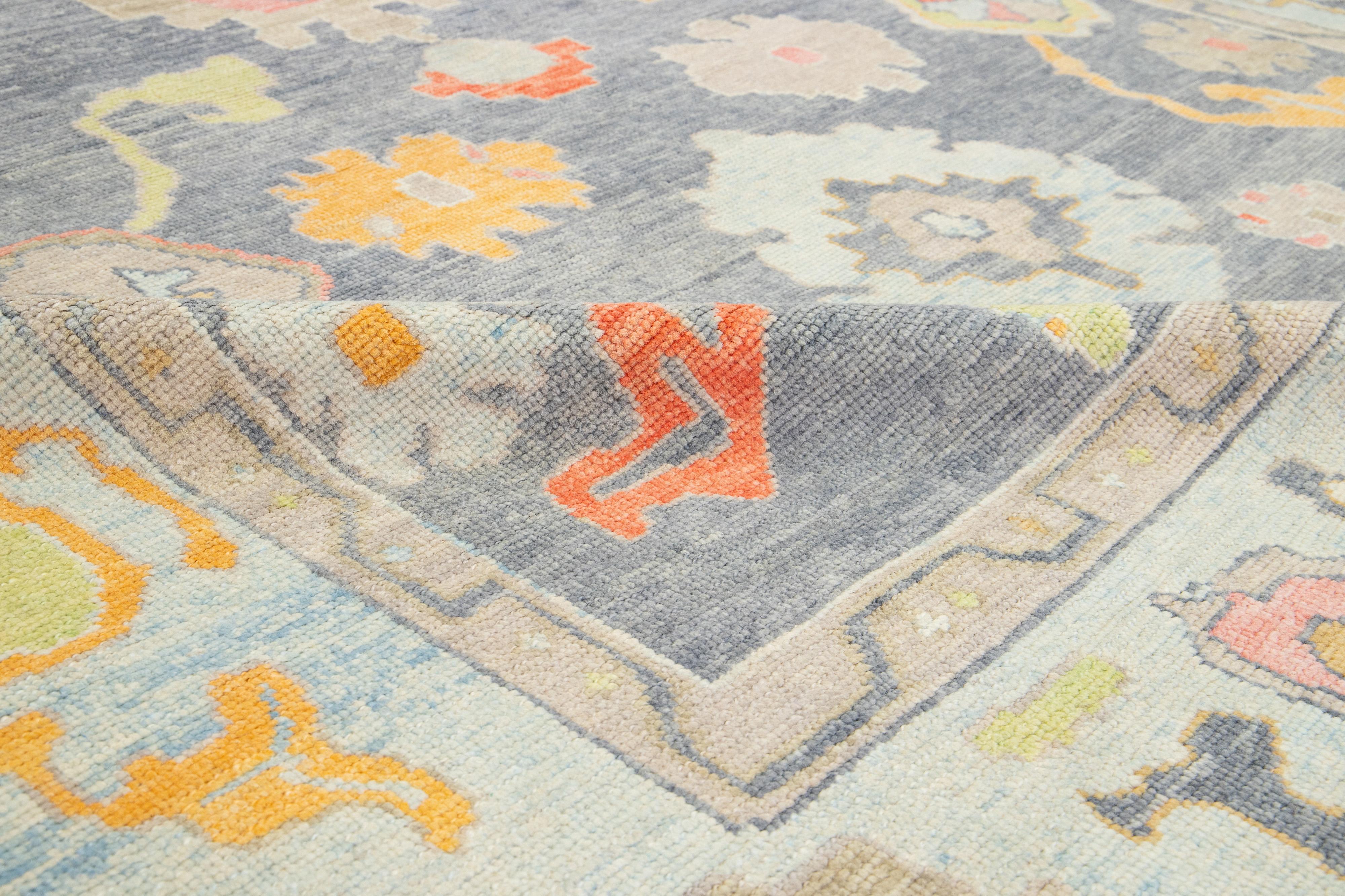 Moderner grauer türkischer Oushak-Wollteppich in Grau mit Blumenmuster aus Allover im Angebot 3