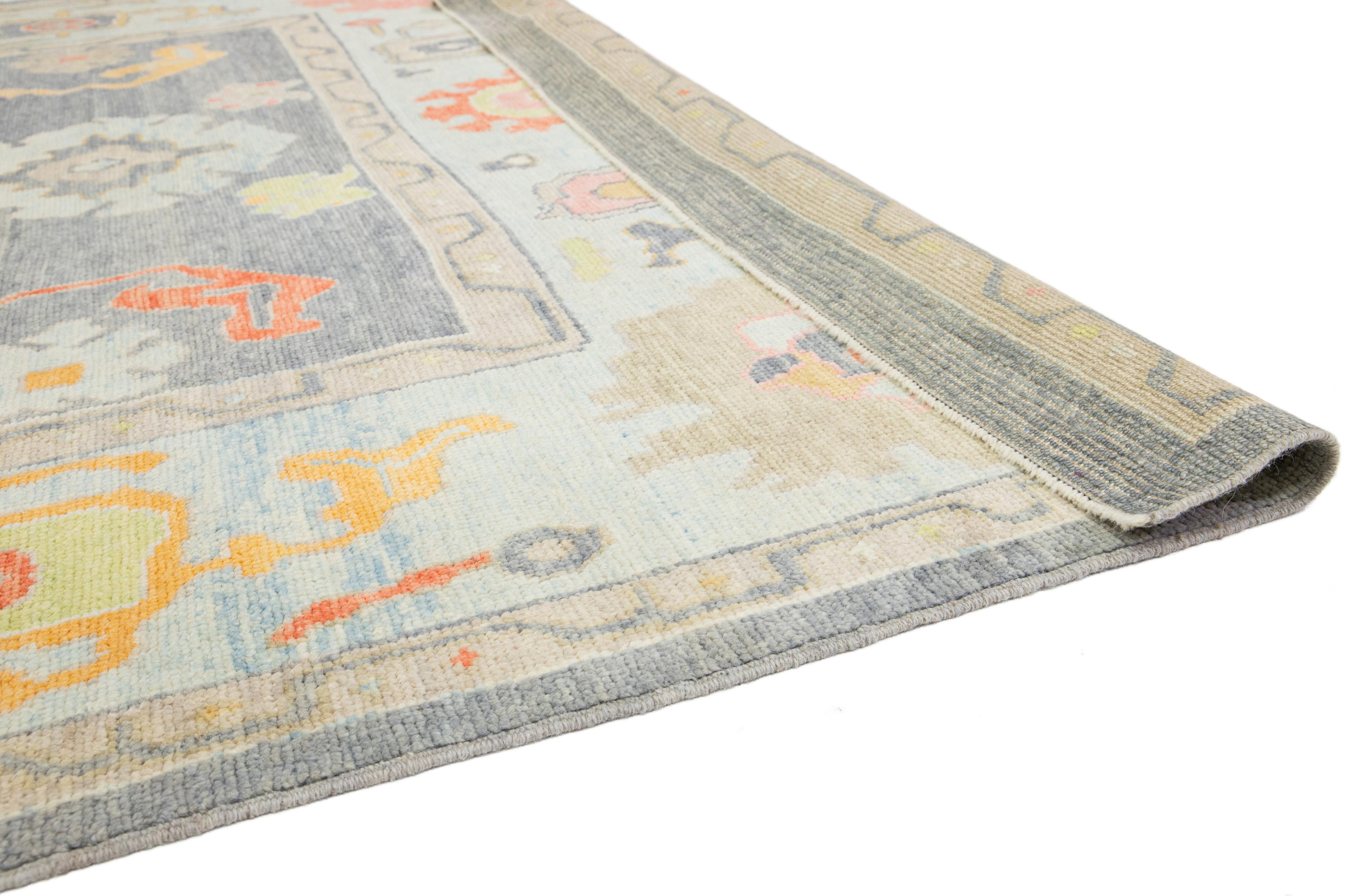 Moderner grauer türkischer Oushak-Wollteppich in Grau mit Blumenmuster aus Allover (Türkisch) im Angebot