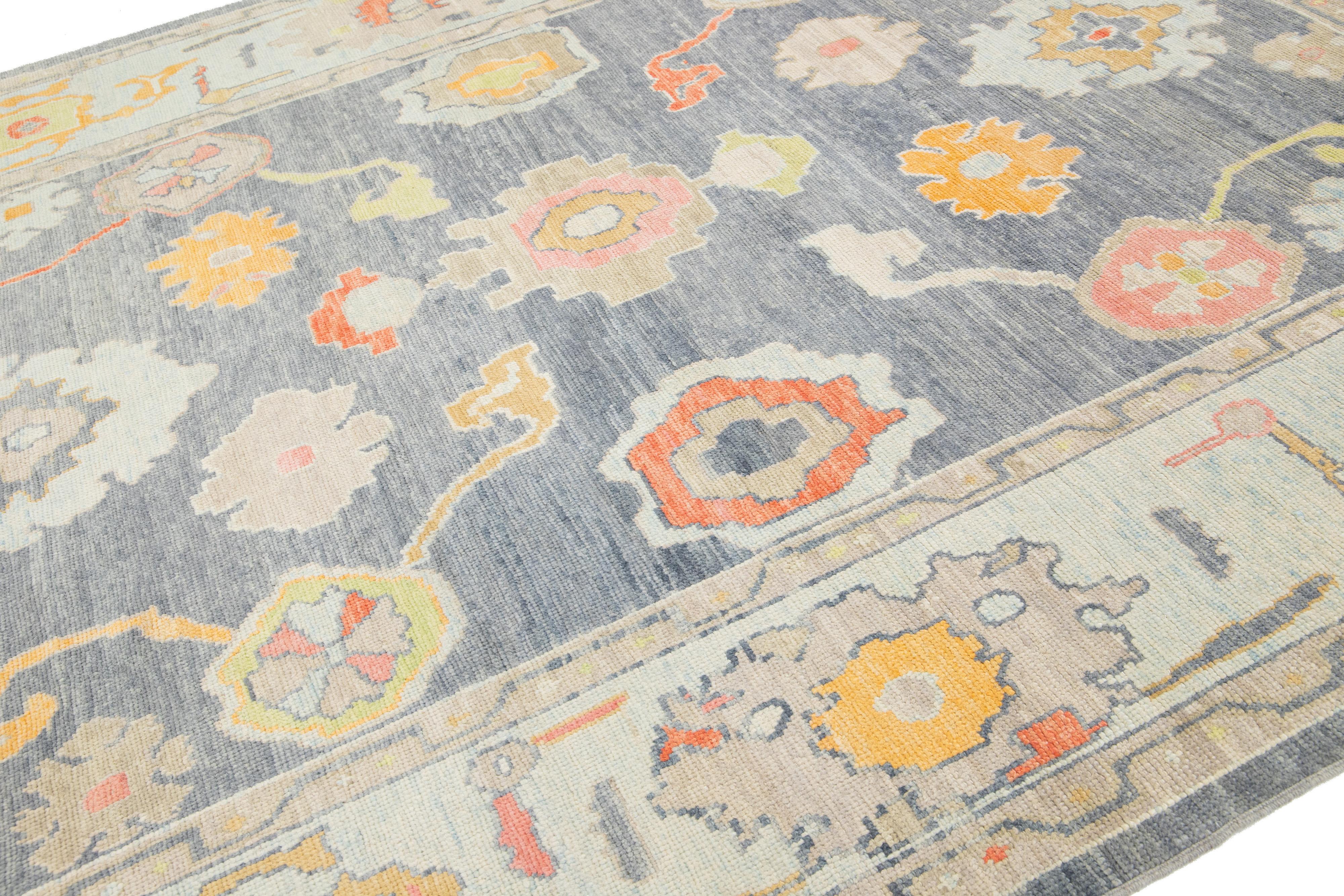 Moderner grauer türkischer Oushak-Wollteppich in Grau mit Blumenmuster aus Allover (Handgeknüpft) im Angebot