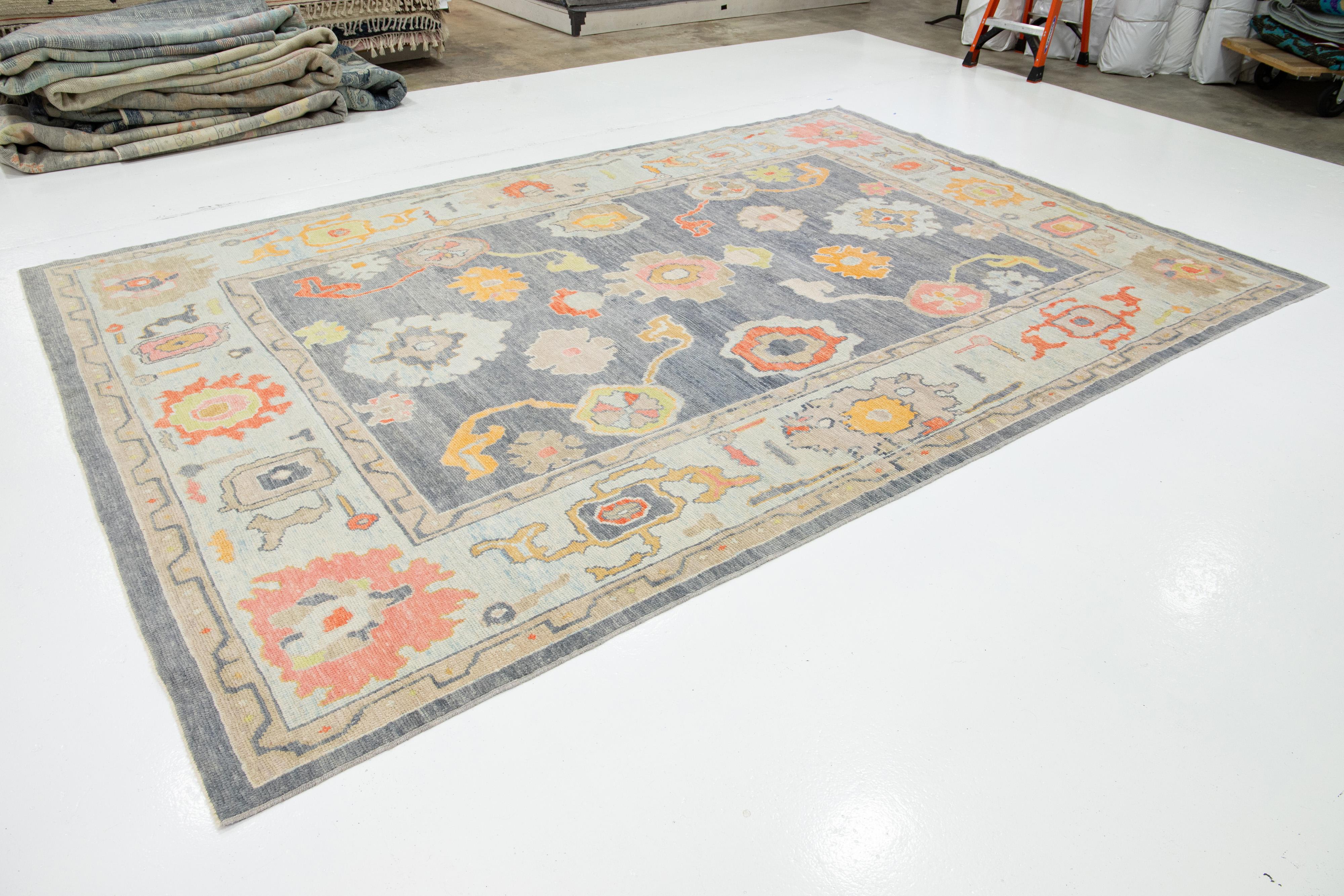 Moderner grauer türkischer Oushak-Wollteppich in Grau mit Blumenmuster aus Allover im Zustand „Neu“ im Angebot in Norwalk, CT