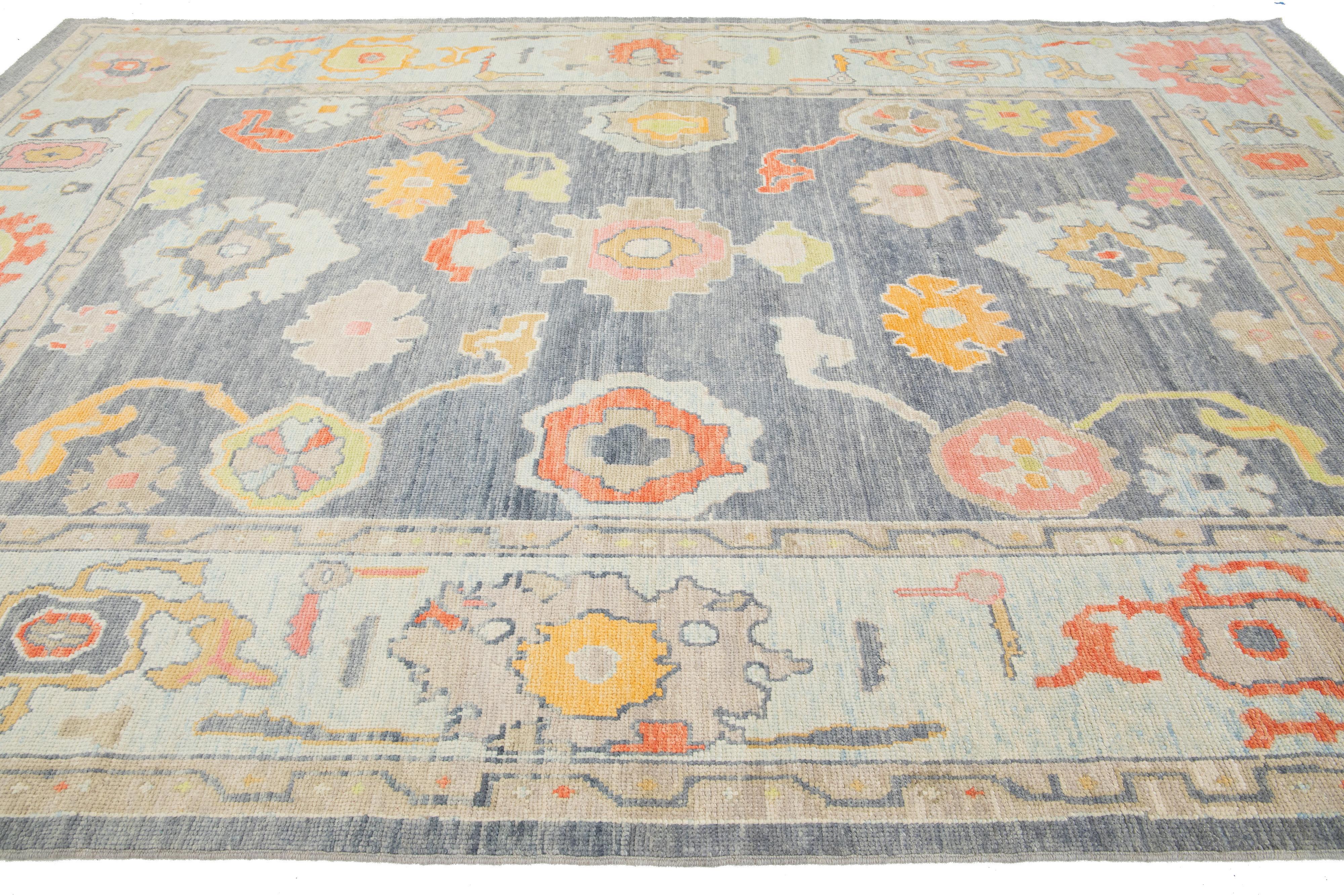 Moderner grauer türkischer Oushak-Wollteppich in Grau mit Blumenmuster aus Allover (21. Jahrhundert und zeitgenössisch) im Angebot