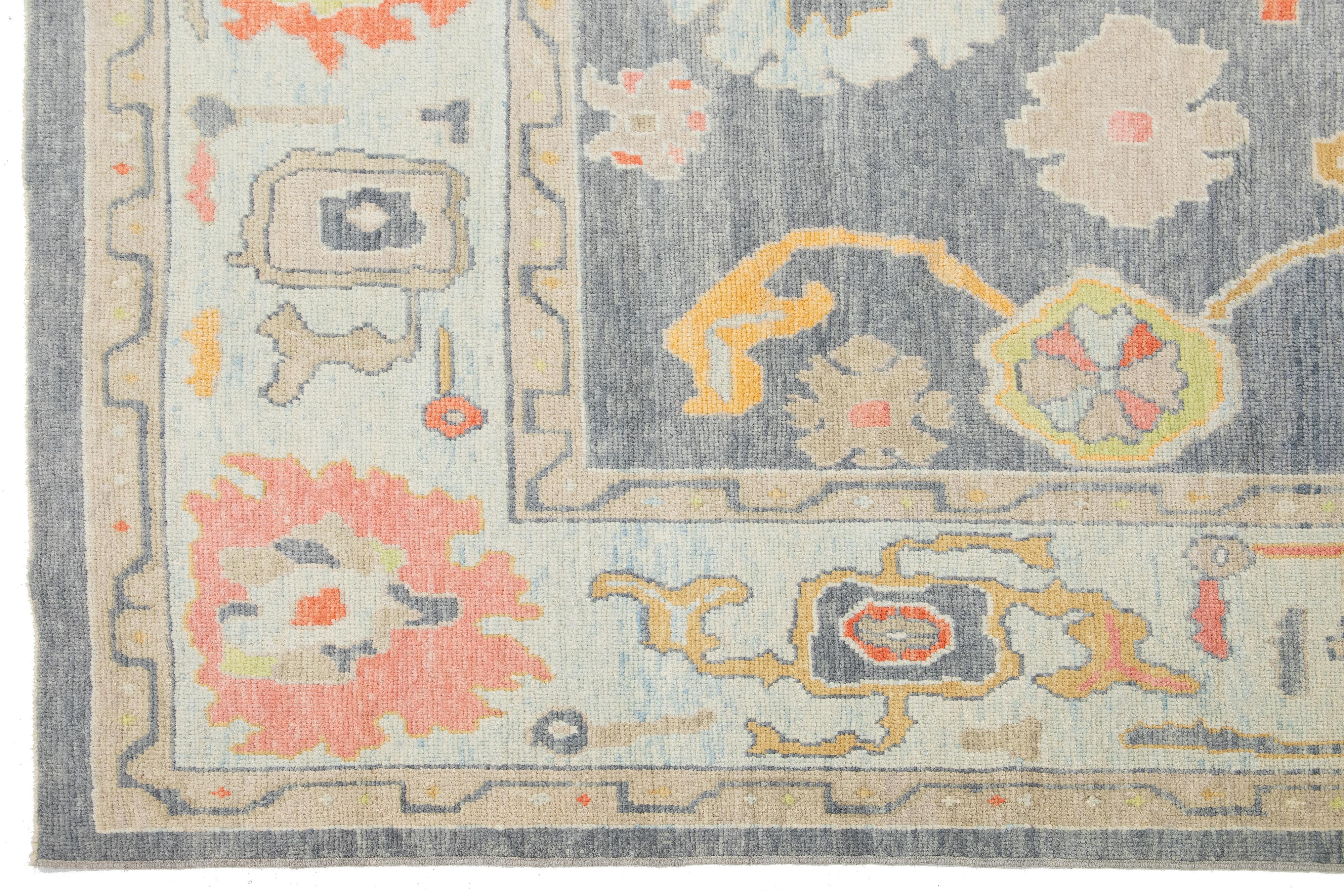 Moderner grauer türkischer Oushak-Wollteppich in Grau mit Blumenmuster aus Allover (Wolle) im Angebot