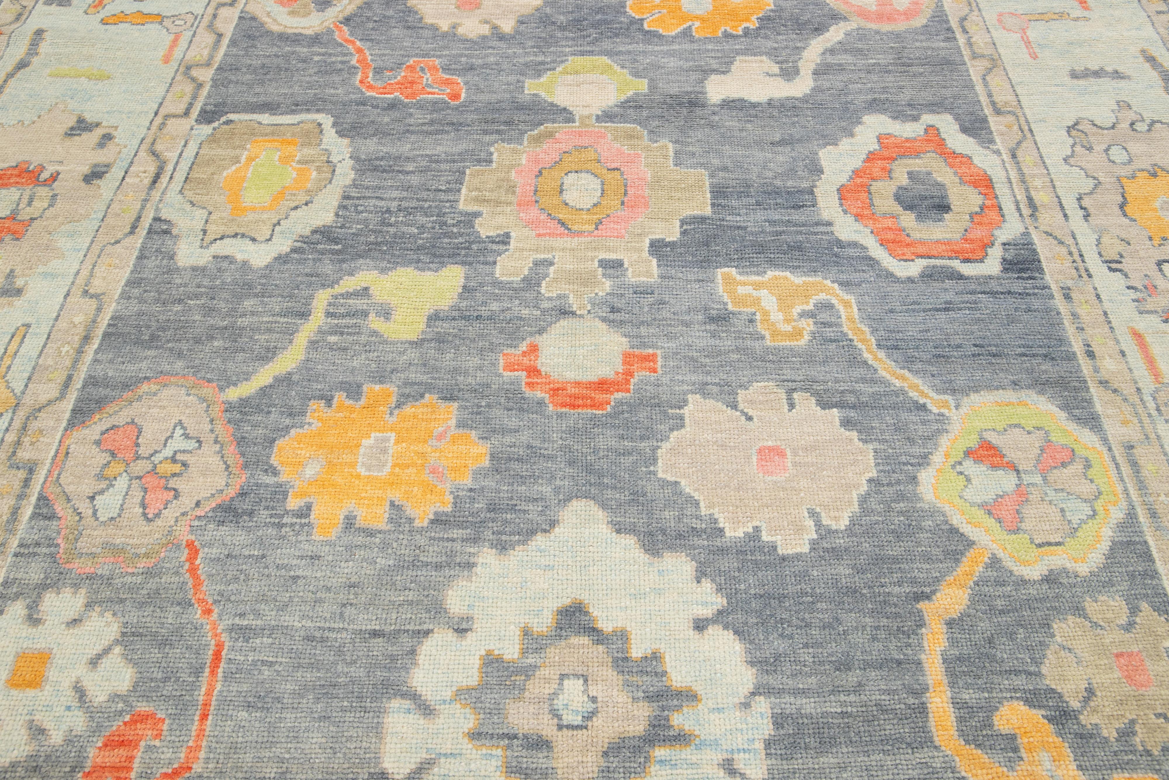 Moderner grauer türkischer Oushak-Wollteppich in Grau mit Blumenmuster aus Allover im Angebot 1