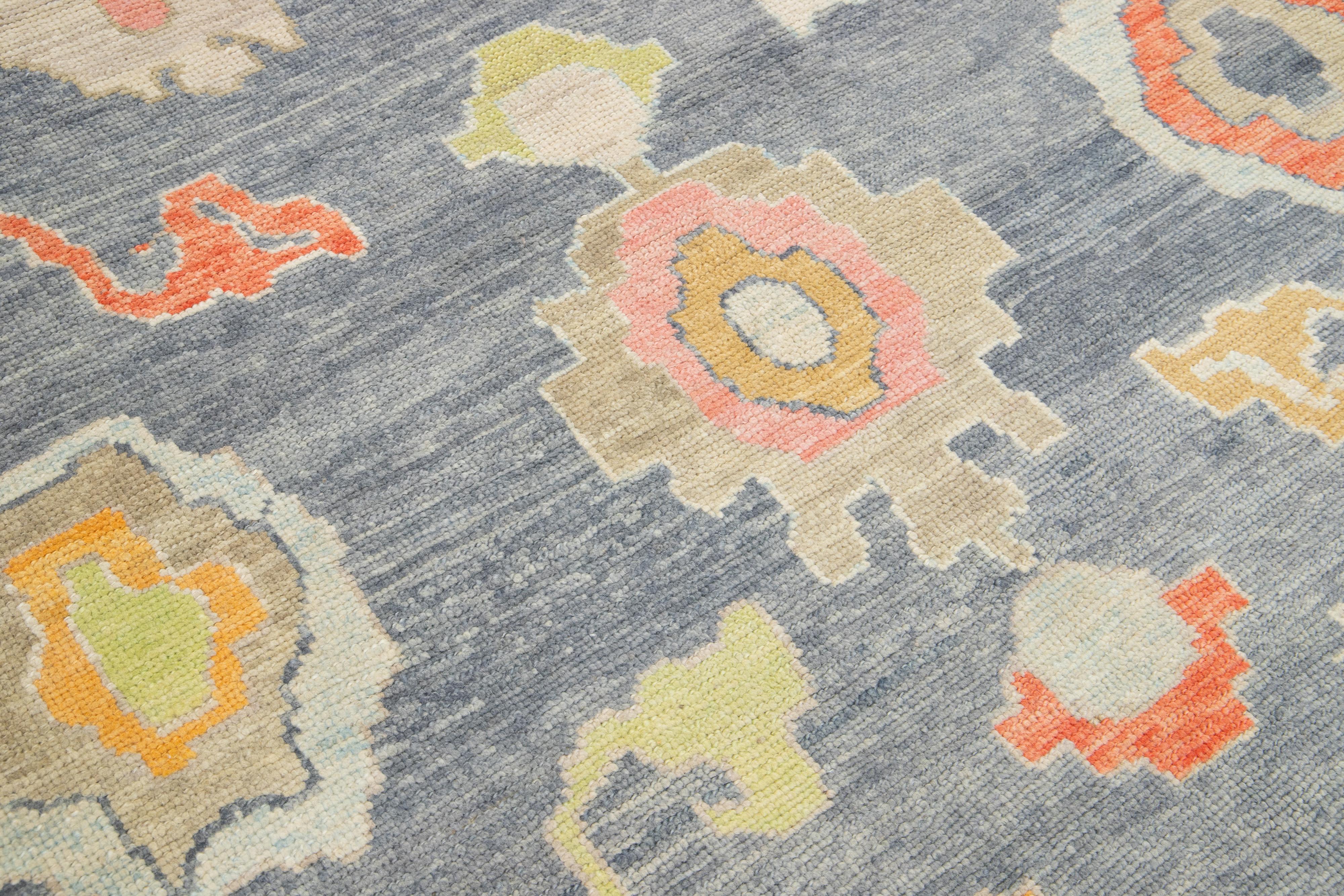 Moderner grauer türkischer Oushak-Wollteppich in Grau mit Blumenmuster aus Allover im Angebot 2