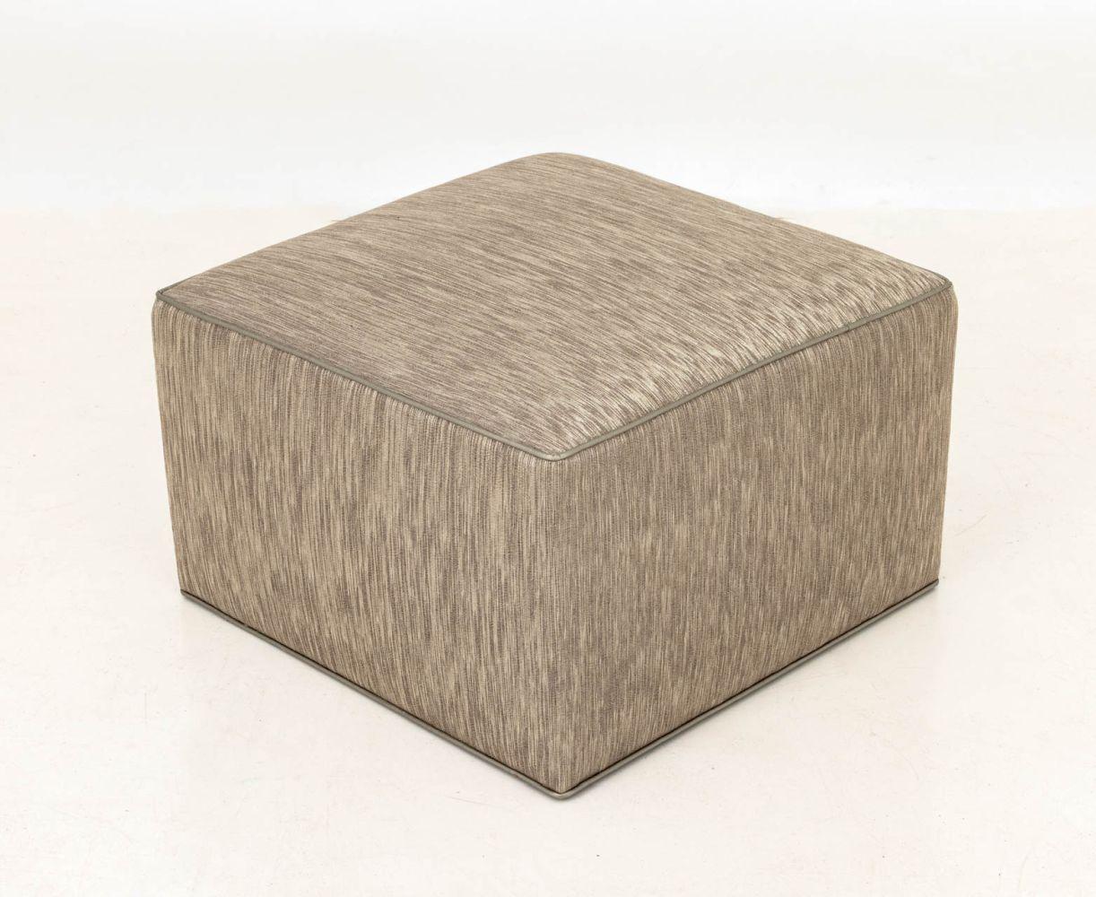 Paire d'ottomans modernes recouverts de tissu gris, chacun avec une garniture métallique. 16