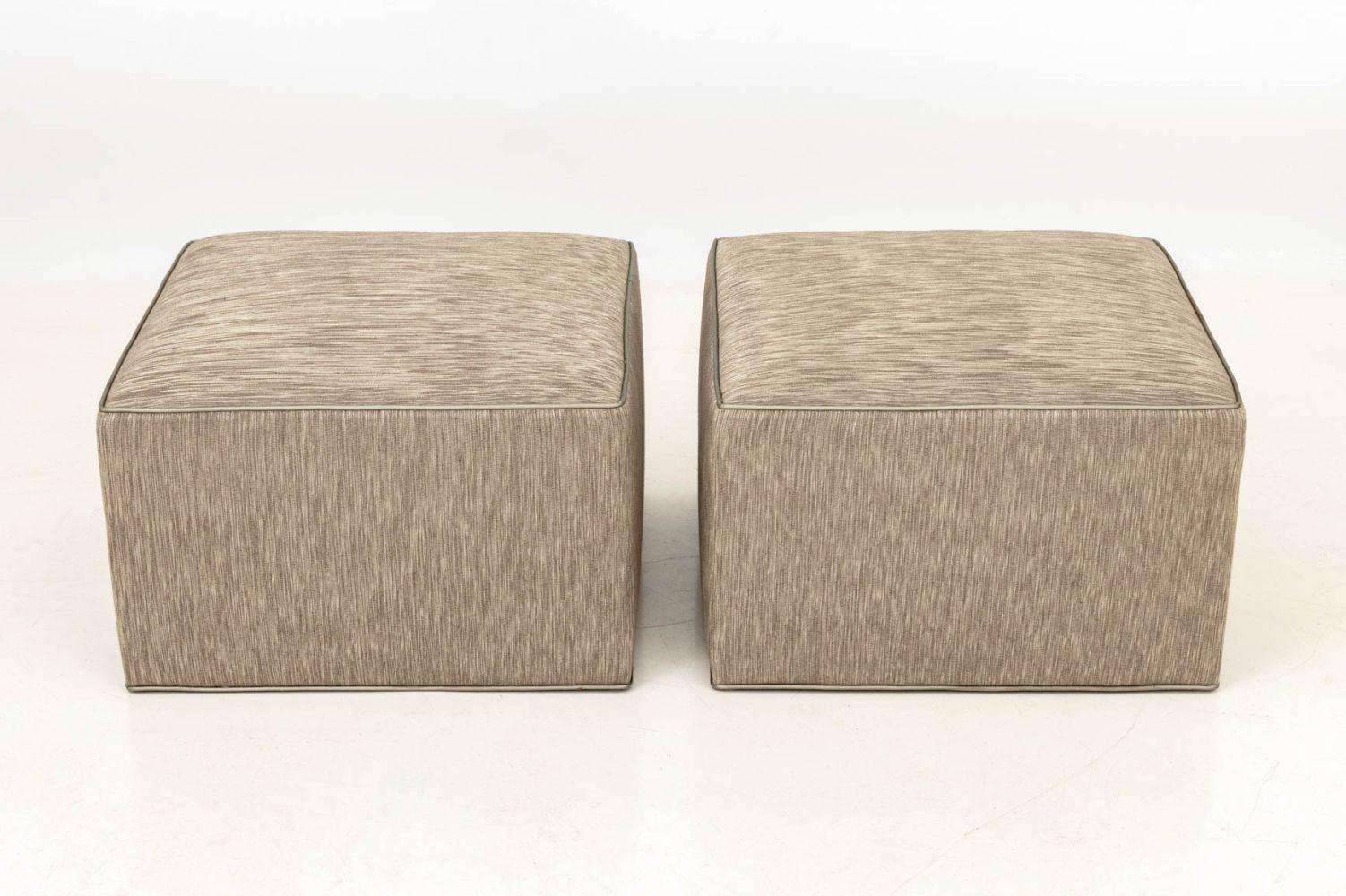 Pouf moderne en tissu gris, paire Bon état - En vente à Astoria, NY