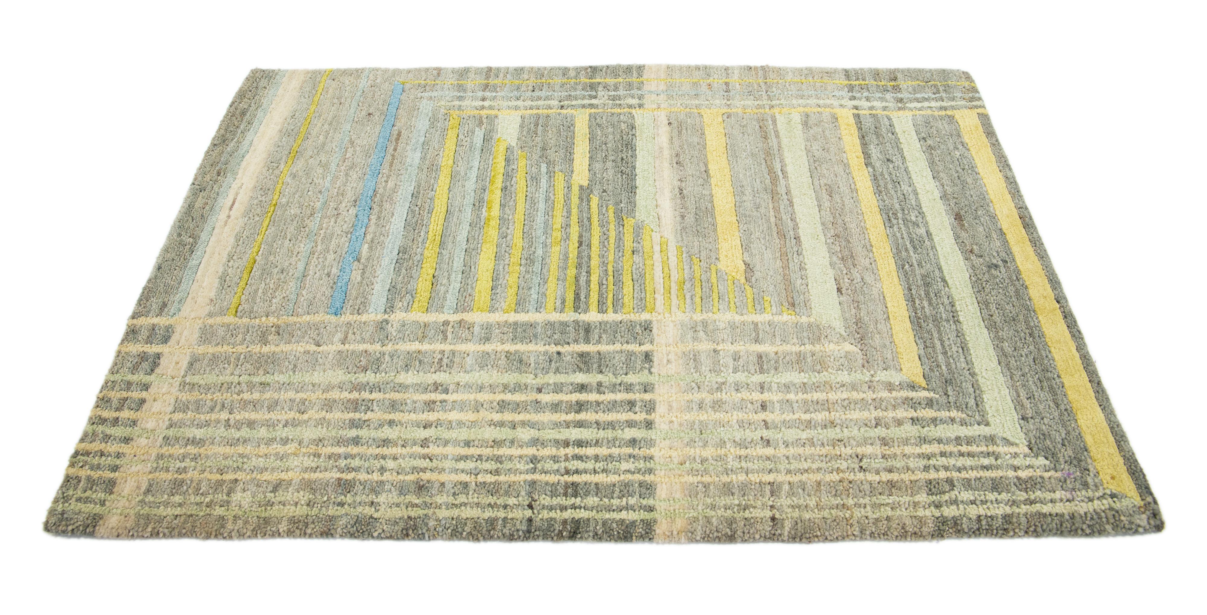 Apadana's Moderner Wollteppich nach Maß. Kundenspezifische Größen und Farben auf Bestellung. 

MATERIAL: Wolle & Naturseide
Techniken: Handgeknüpft
Stil: Modern
Vorlaufzeit: Ca. 15-16 Wochen verfügbar 
Farben: Wie abgebildet, andere individuelle