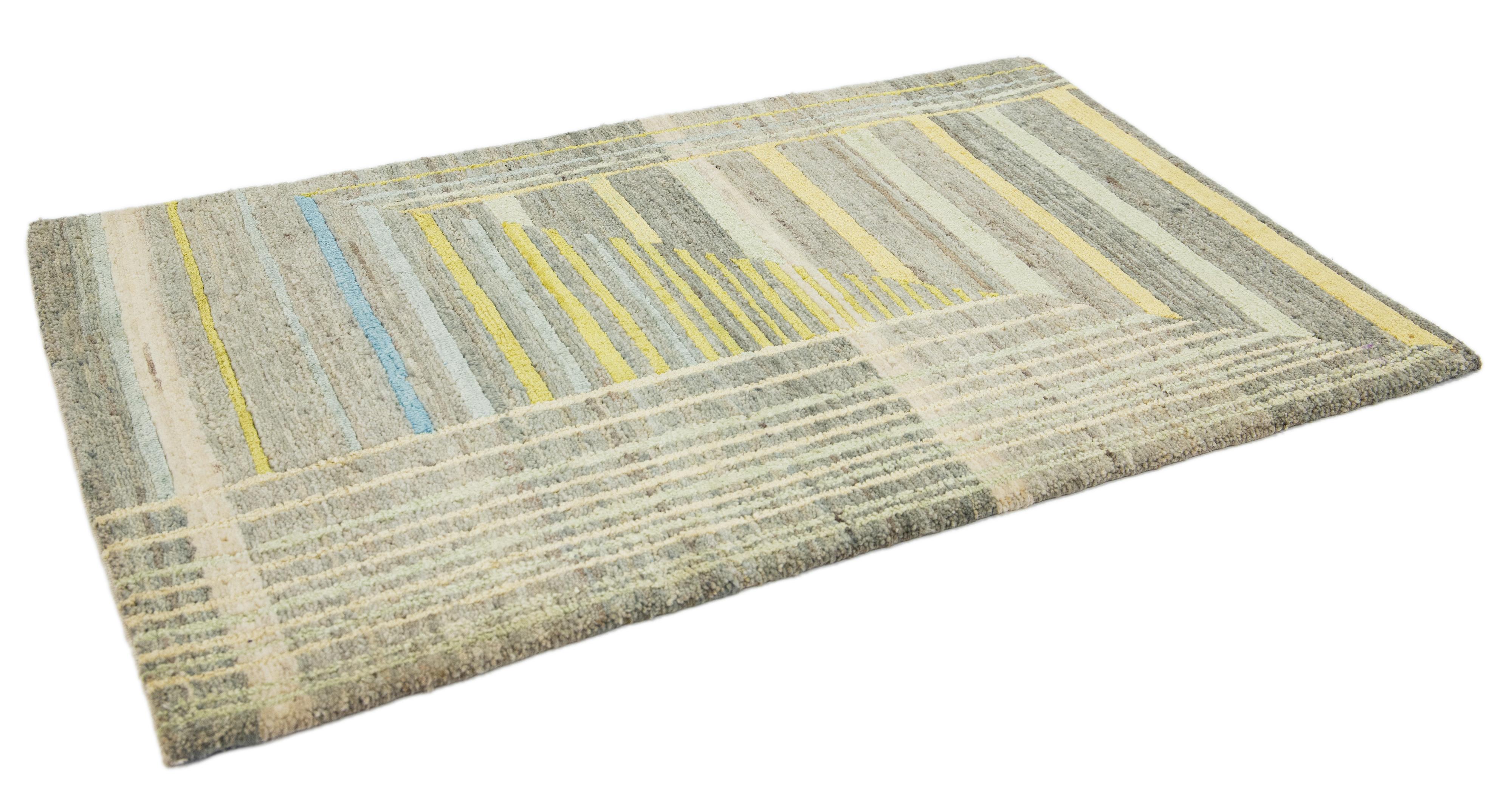 Modern Gray/Yellow Handmade Abstract Custom Wool & Silk Rug (Moderne) im Angebot