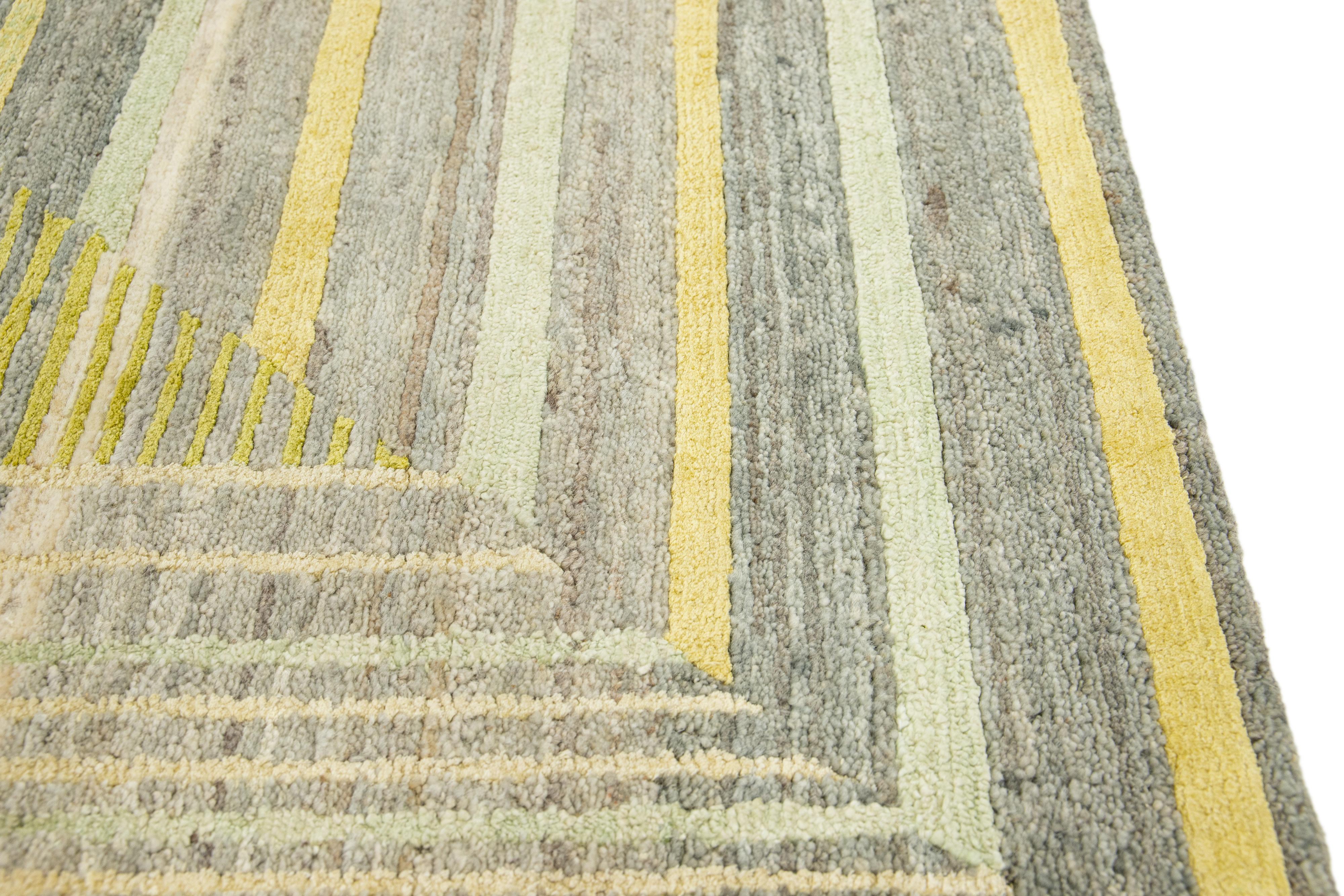 Modern Gray/Yellow Handmade Abstract Custom Wool & Silk Rug (Indisch) im Angebot