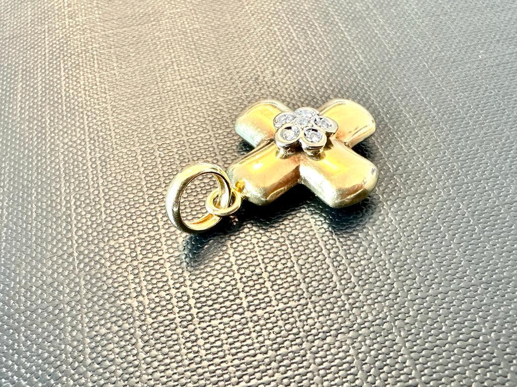 Modern Greek Style Cross 18 Karat Yellow Gold with Flower Motifs and Diamonds In Good Condition For Sale In Esch-Sur-Alzette, LU