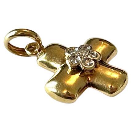 Croix de style grec moderne en or jaune 18 carats avec motifs de fleurs et diamants en vente